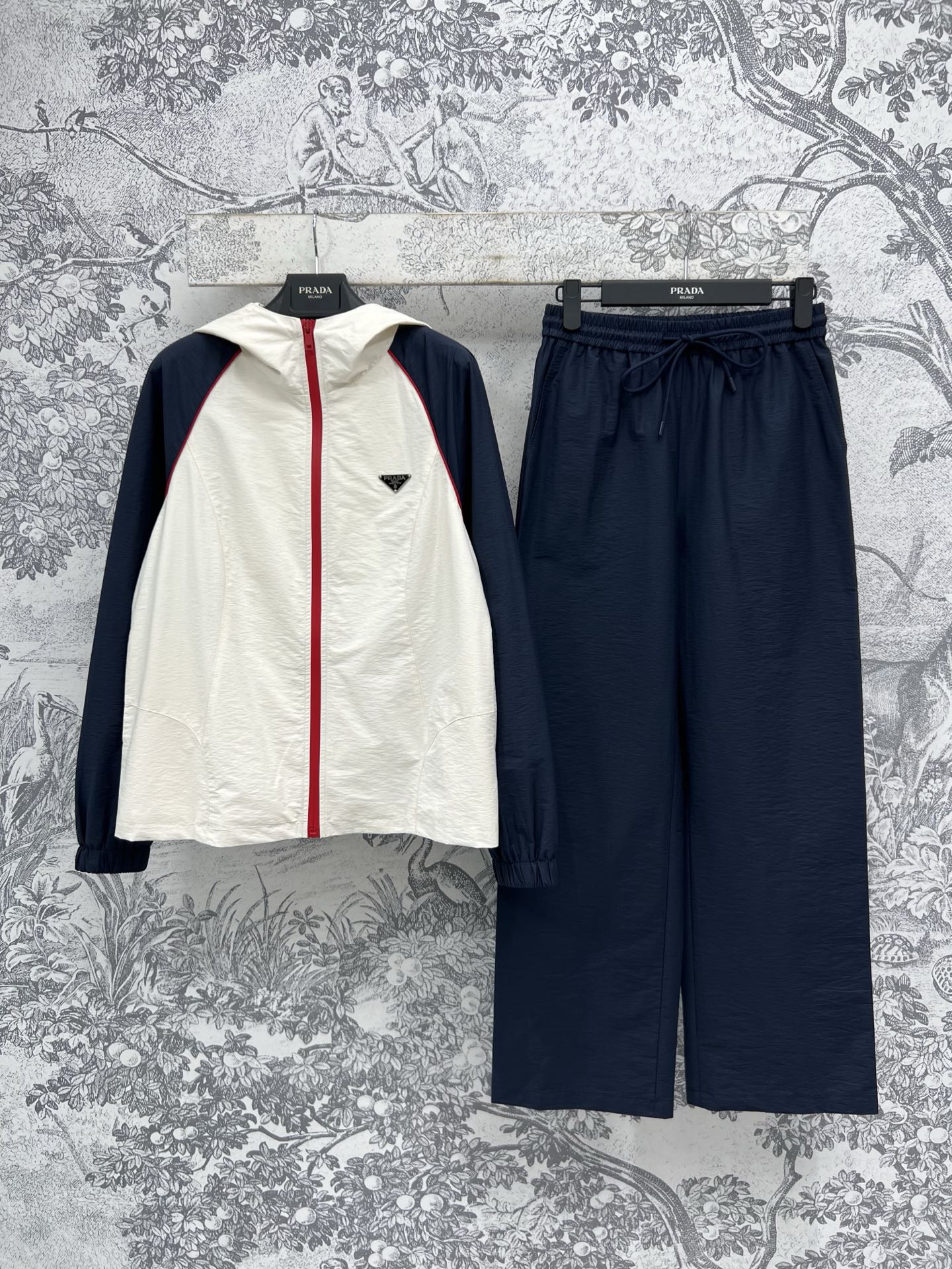 NO:317781,PD Home 25 Early Spring New Sports Set Blue and White Contrast Hooded Jacket   Straight Pants A set of top-fitting handsome and cool American sporty color combination design is fashionable and high-end classic triangle embellishment Loose style versatile and not picky. Imported pure cotton fabric is comfortable texture. One set for sale One color three codes SML,,dior, jackets & coats,hats,alexander wang19860909PD家 25早春新款 运动套装 蓝白撞色拼接连帽外套 直筒裤 一套上身帅气又拉风 美式运动风拼色设计时髦又高级 经典三角标点缀 宽松版型百搭不挑人 进口纯棉质面料质感舒适 一套出售 一色三码 SML,,dior,jackets & coats,hats,alexander wang,Women's clothing