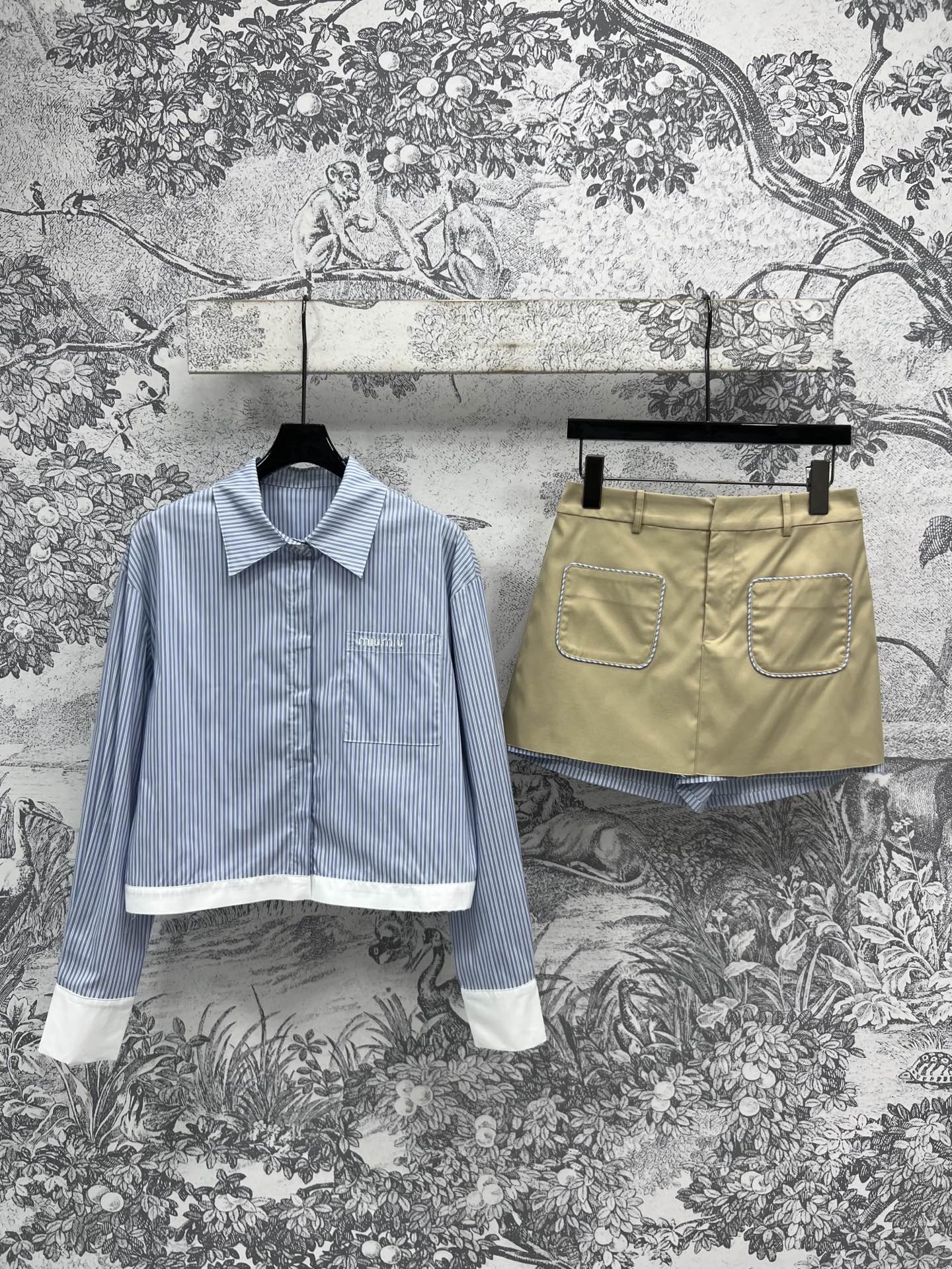 NO:317779,Miu 25 early spring new style striped suit, no need to worry about matching, this set is very stylish, casual, energetic and fashionable, not picky at all, contrasting color design of clothes and hem, short silhouette shirt   khaki shorts, striped safety pants splicing inside, small secret of long legs, contrasting color matching is very good, small logo embroidery pattern shows texture, one color three codes SML,,miumiu, shorts, shirts, alexander wang19860909Miu 25早春新款 条纹套装 不用费心机搭配了 这一套上身就很有范 休闲活力又时髦 完全不挑人 衣摆撞色设计 短款廓形衬衫 卡其色短裤 里面条纹安全裤拼接 长腿小秘密 撞色搭配的很好看 小logo刺绣图案显质感 一色三码 SML,,miumiu,shorts,shirts,alexander wang,Women's clothing