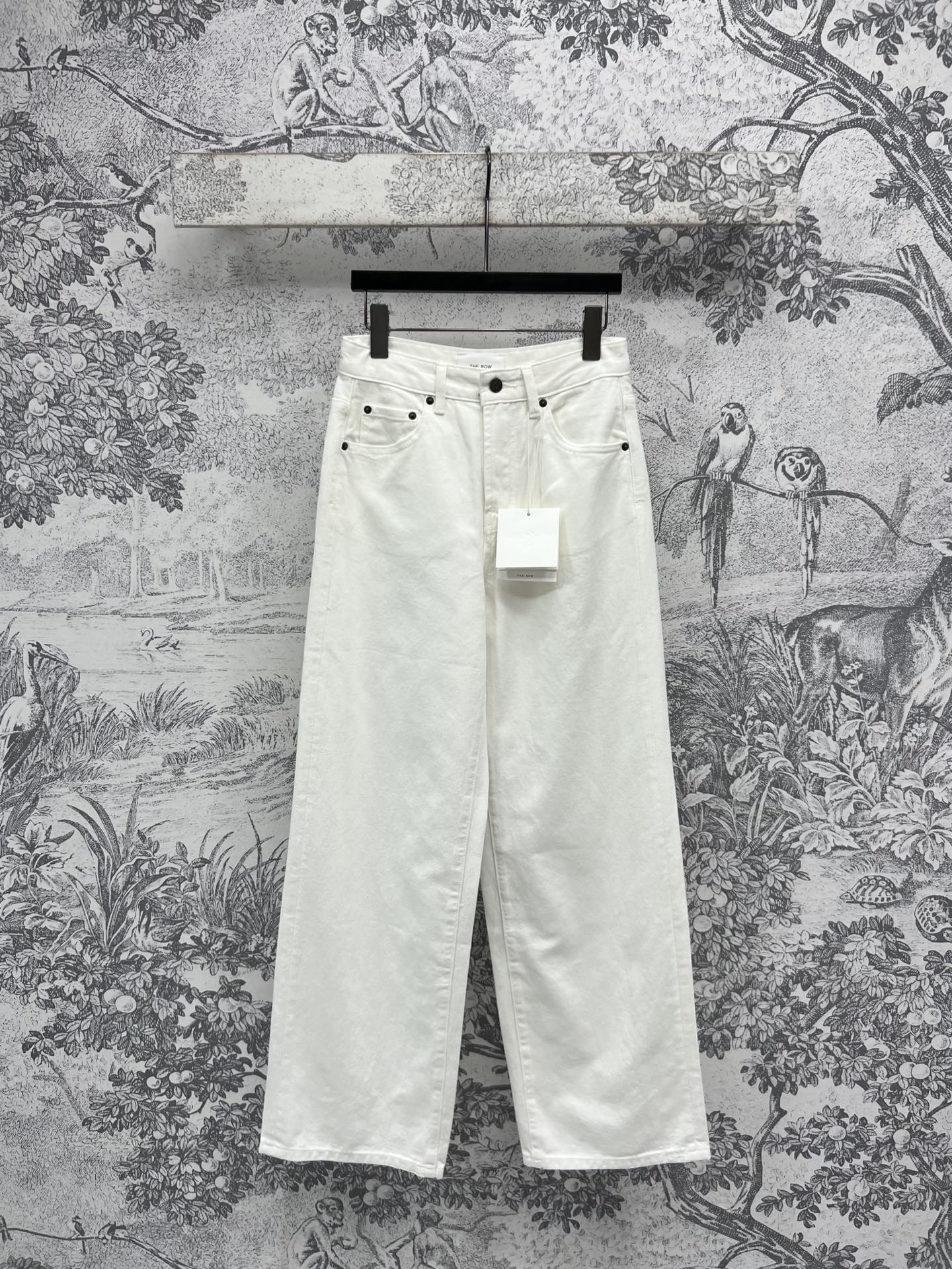 NO:317796,New early spring style white denim straight-leg pants Classic and durable wash-water white jeans versatile and refreshing and fashionable Classic style The upper body does not pick on the figure, slimming and white, and versatile. Summer paired with T-shirts are refreshing and age-reducing four-size 26-27-28-29,,jeans,tees,t-shirt,alexander wang19860909早春新款 白牛仔直筒裤 经典耐看的洗水白牛仔裤 百搭又清爽时髦 经典版型 上身不挑身材 显瘦显白还百搭 夏季搭配T恤清爽又减龄一色四码 26-27-28-29,,jeans,tees，t-shirt,alexander wang,Women's clothing