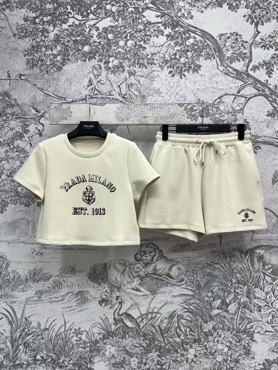 NO:317794,PD Home 25 Early Spring New Logo Logo Printed Casual Set Must-have for lazy people Round neck short-sleeved top   elastic shorts Classic logo logo printed embellishment Casual lazy and fashionable This set is very recommended. It can be used for daily or exercise. It can hide the flesh and make it look taller. Suitable for all body shapes. Two colors and three codes. SML,,dior, shorts,T-shirt,alexander wang19860909PD家 25早春新款 logo徽标印花休闲套装 懒人必备 圆领短袖上衣 松紧短裤 经典logo徽标印花点缀 休闲慵懒兼备时髦 这套很推荐 日常或者运动都可以 能藏肉更可以显高 适合各种身形 两色三码 SML,,dior,shorts,T-shirt,alexander wang,Women's clothing