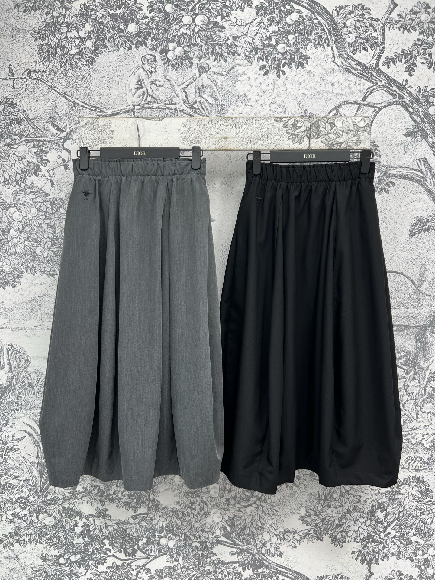 NO:317792,D Home 25 early spring new style elastic waist flower bud skirt Customized suit fabric super comfortable texture elastic waist design front pocket bee embroidered logo embroidery real thing very beautiful flower bud skirt design easy to divide body proportions and reduce age and make you feel young Two colors and three codes SML, dior, skirts, alexander wang19860909D家 25早春新款 松紧腰花苞半身裙 定制西服面料 质感超舒服 松紧腰设计 前面口袋小蜜蜂刺绣logo标点缀 实物很好看 花苞裙设计 轻松分割身材比例又可以减龄显年轻感 两色三码 SML,,dior,skirts,alexander wang,Women's clothing