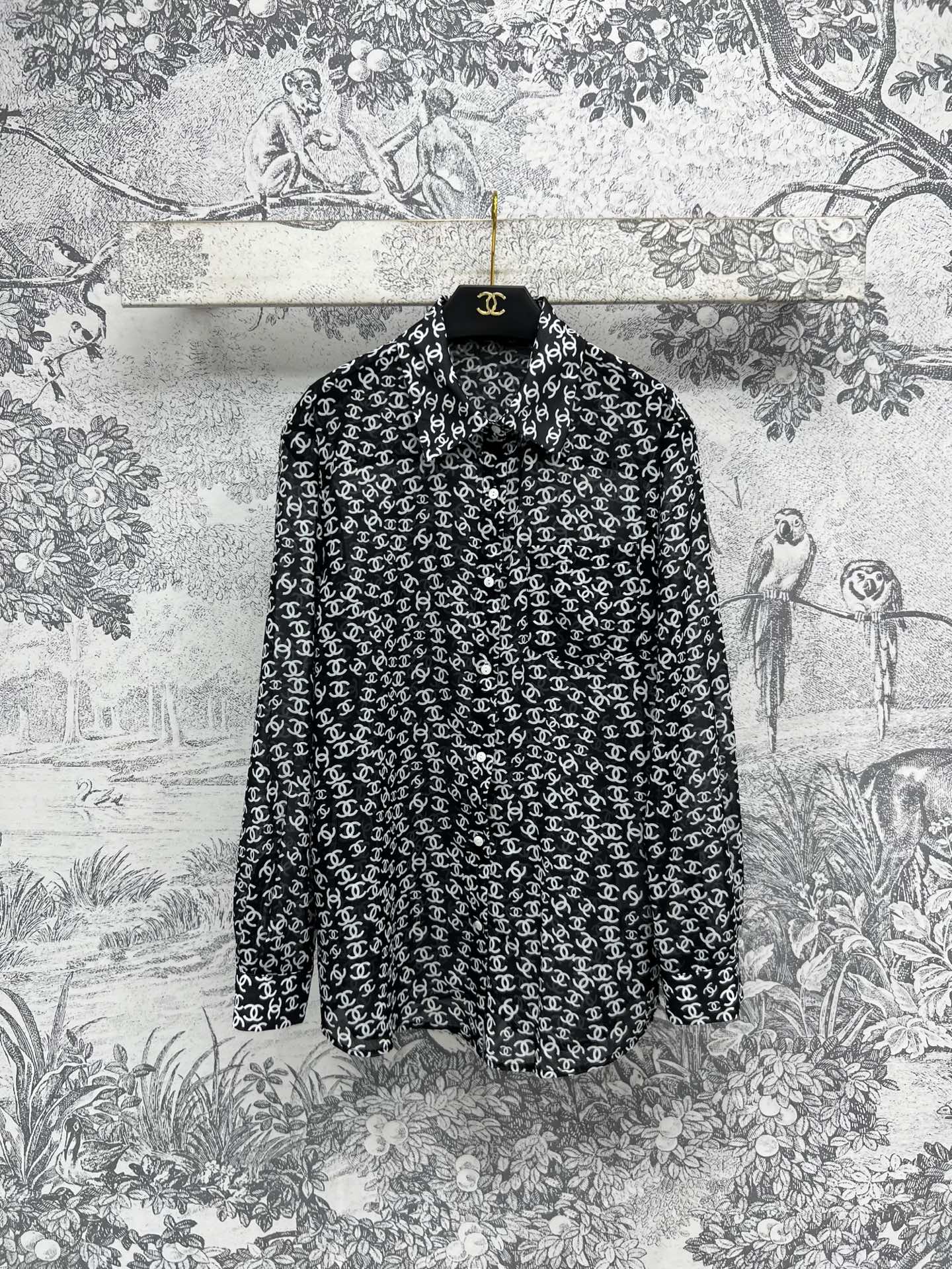 NO:317790,Xiaoxiang style 25 early spring new style, full-print logo lapel shirt, full-print brand logo embellishment, more fashionable, classic shirt style, loose and comfortable, not picky, huge upper body, easy to wear to create a fashionable and girlish feeling, whatever match is good, it looks great with a small suspender, perfectly grasping the youthful and energetic feeling of summer, recommended versatile items, one color and three codes, SML, shorts, shirts, alexander wang19860909小香风 25早春新款 满印logo翻领衬衫 满印的品牌Logo点缀 更显时髦 经典的衬衫版型 宽松舒适不挑人 上身巨显瘦 轻松穿出时髦少女感 随便搭配都好看 搭个短裤小吊带简直绝了 完美拿捏夏日青春活力的减龄感 推荐百搭单品一色三码 SML,,shorts,shirts,alexander wang,Women's clothing