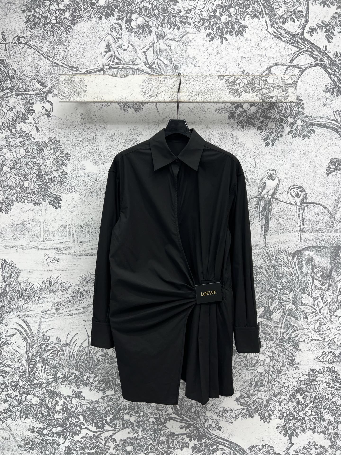 NO:317786,LW Home 25 Early Spring New Style Wrinkled Lace-up Shirt Salt Sweet High-end Temperament Style Lace-up Wrinkle Design Romantic and Playful Shirts Using imported pure cotton fabrics Very wrinkle resistance Sweet and retro texture Elegant and commuting Very hidden meat One color three codes SML, Shirts,alexander wang19860909LW家 25早春新款 皱褶系带衬衫 盐甜 高级气质风 系带皱褶设计 浪漫俏皮的衬衫 采用进口的纯棉面料 抗皱性很好 甜美中带着复古的气质感 可优雅可通勤 非常藏肉 一色三码 SML,,shirts,alexander wang,Women's clothing