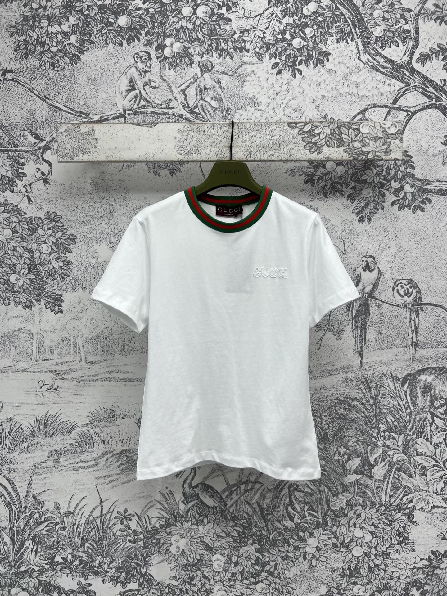 NO:317784,G Home 25 Early Spring New Style, Webbing Round Neck Short Sleeve T-shirt Casual, Comfortable and Breathable Simple Matching, Clean and Refreshing, A series of Matching Comfortable Red and Green Striped Round Neck Embroidery Blessing, Positive Logo Embroidery Blessing, One Color Three Codes, SML, Gucci, T-shirt, Tees, T-shirt, Alexander Wang19860909G家 25早春新款 织带圆领短袖T恤 休闲又舒适透气 简简单单的搭配 上身干净又清爽 一系列搭配舒适感十足 红绿色条纹圆领边搭配 定位的logo刺绣加持 一色三码 SML,,gucci,T-shirt,tees，t-shirt,alexander wang,Women's clothing