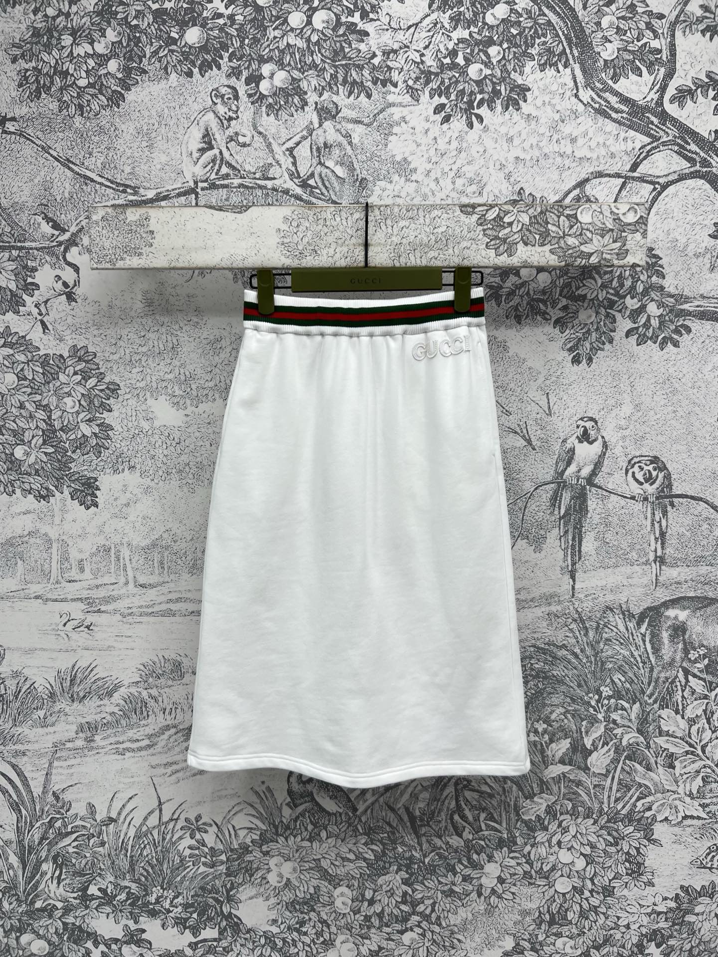 NO:317782,G Home 25 early spring new style casual sweatshirt series Hooded zipper sweatshirt coat   shorts   skirt Embroidered logo letter embroidery classic webbing splicing decoration Simple and fashionable Loose and casual style casual and energetic sports suit Light and sporty urban outfit must be broken through the dullness of the city, bringing freedom and vitality a series of matching a series of combinations of relaxed fashion LOOK one color three codes SML, gucci, hoodie, sweatshirts, skirts, shorts, jackets & coats, hats, alexander wang19860909G家 25早春新款 休闲卫衣系列 连帽拉链卫衣外套 短裤 半身裙 胸前刺绣logo字母点缀 经典织带拼接装饰 简单又时髦 宽松休闲版型 随性有活力的运动套装 轻运动感都市穿搭必备打破城市的沉闷 带来自由与活力气息一系列搭配 兼具松弛感的时髦LOOK 一色三码 SML,,gucci,hoodie,sweatshirts,skirts,shorts,jackets & coats,hats,alexander wang,Women's clothing