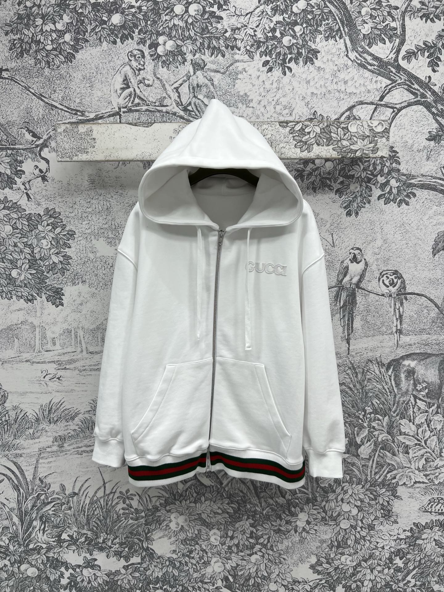 NO:317780,Jacket G Home 25 Early Spring New Style Casual Sweatshirt Series Hoodie Zipper Sweatshirt Jacket   Shorts   Skirt Embroidered Logo Letters on the chest Classic webbing splicing decoration Simple and fashionable Loose and casual style Random and energetic sports suit Light and sporty urban outfit must be broken through the dullness of the city, bringing freedom and vitality a series of matching a series of combinations of relaxed fashion LOOK One color three codes SML, gucci, hoodie, sweatshirts, skirts, shorts, jackets & coats, hats, alexander wang19860909外套G家 25早春新款 休闲卫衣系列 连帽拉链卫衣外套 短裤 半身裙 胸前刺绣logo字母点缀 经典织带拼接装饰 简单又时髦 宽松休闲版型 随性有活力的运动套装 轻运动感都市穿搭必备打破城市的沉闷 带来自由与活力气息一系列搭配 兼具松弛感的时髦LOOK 一色三码 SML,,gucci,hoodie,sweatshirts,skirts,shorts,jackets & coats,hats,alexander wang,Women's clothing