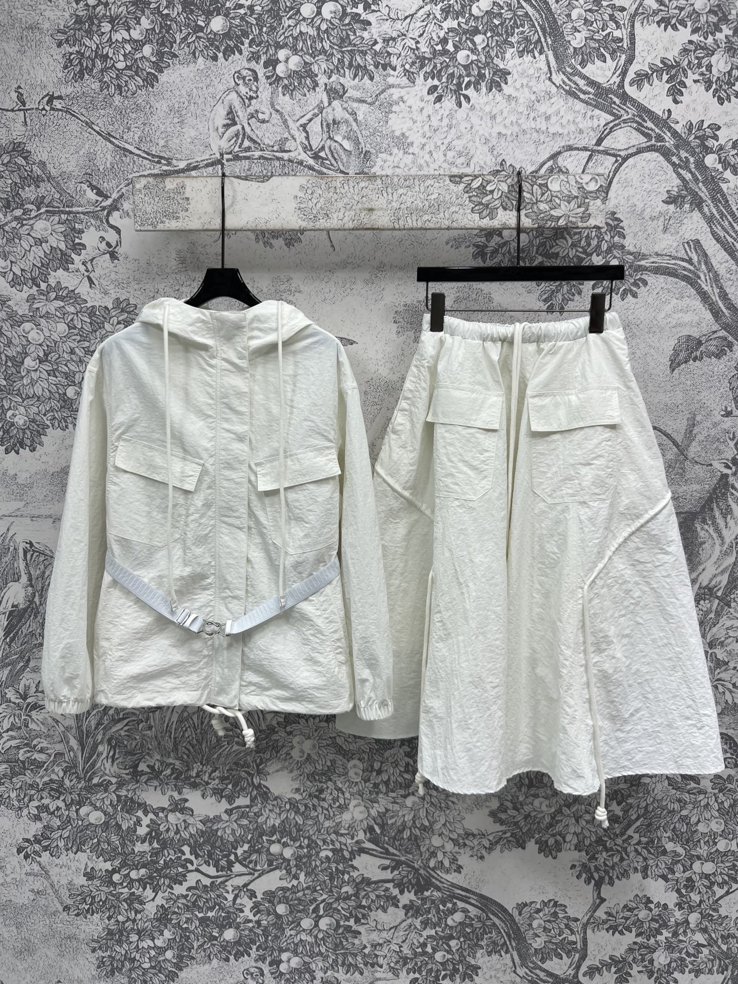 NO:317777,Coat and skirt PD Home 25 Early Spring New Style Micro-pleated Washing Cotton Set Hooded Wind Coat   Umbrella Slim Skirt A set of upper body is a spring god outfit. The belt design of the hooded windbreaker is super figure. Paired with a skirt in the same color, the details of the pocket and drawstring are full of 10 and 2. It is beautiful and sassy. It goes out to the street to be so beautiful that it is one color and three codes. SML, dior, skirts, jackets & coats, hats, alexander wang19860909外套半裙PD家 25早春新款 微褶皱水洗棉套装 连帽风衣 伞壮半身裙 一套上身简直是春日神穿搭 连帽风衣的腰带设计超显身材 搭配同色系半身裙 口袋和抽绳细节感满满十又美又飒 出街直接美到犯规一色三码 SML,,dior,skirts,jackets & coats,hats,alexander wang,Women's clothing