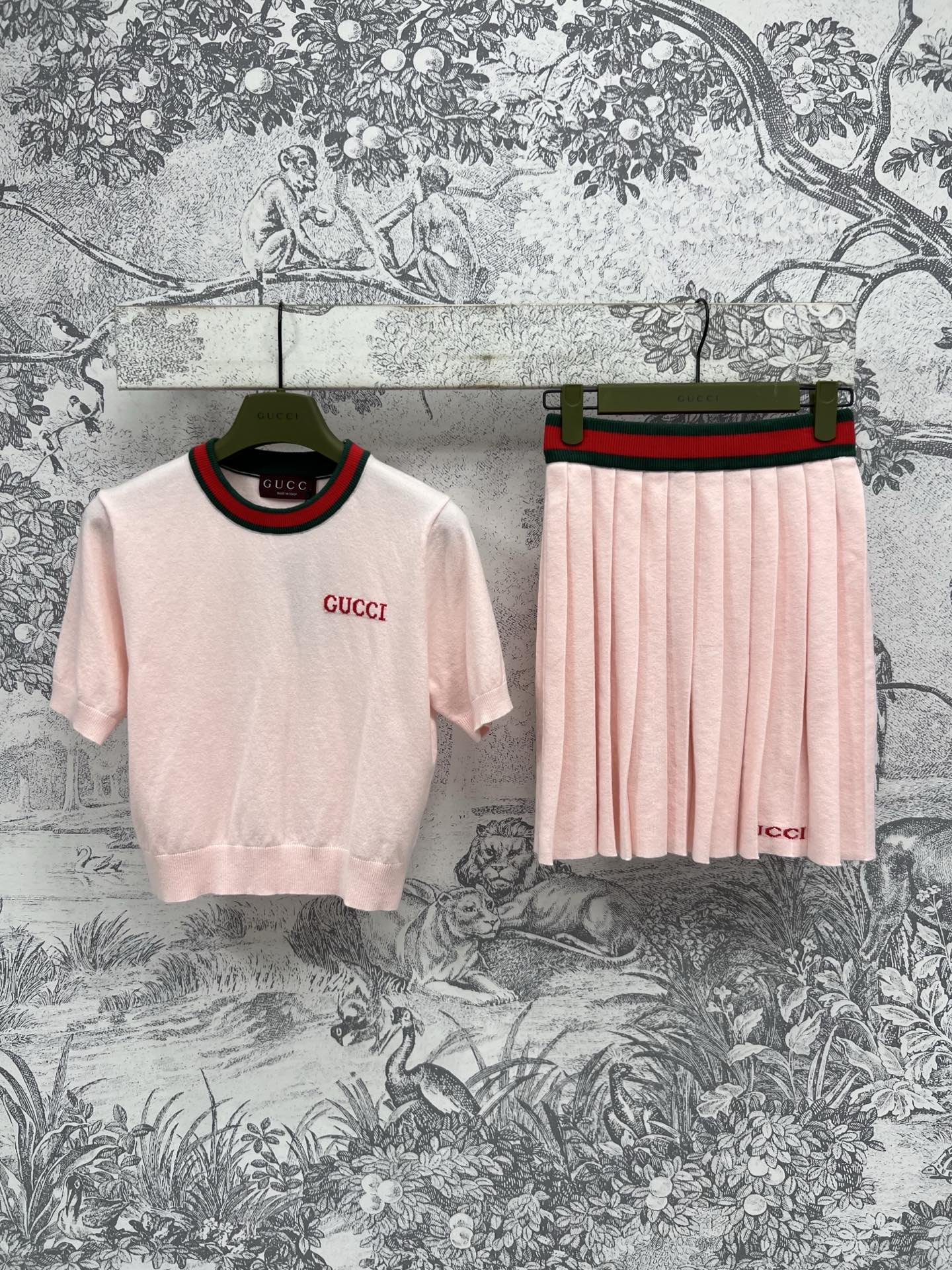 NO:317774,G Home 25 Early Spring New Contrast Embroidery Logo Knitted Set Round Neck Short Sleeve   Pleated Skirt Very age-reducing Girls Contrast Logo Embroidery with Red and Green Webbing Decoration A set of upper body looks slim and college style, small ones can easily control Imported yarn fabrics Two colors and three codes One set for sale SML, gucci, skirts, T-shirt, alexander wang19860909G家 25早春新款 撞色刺绣logo针织套装 圆领短袖 百褶裙 非常减龄少女搭配 撞色logo刺绣加红绿织带装饰 一套上身显瘦又学院风 小小个也能轻松驾驭 进口纱线面料 两色三码 一套出售 SML,,gucci,skirts,T-shirt,alexander wang,Women's clothing