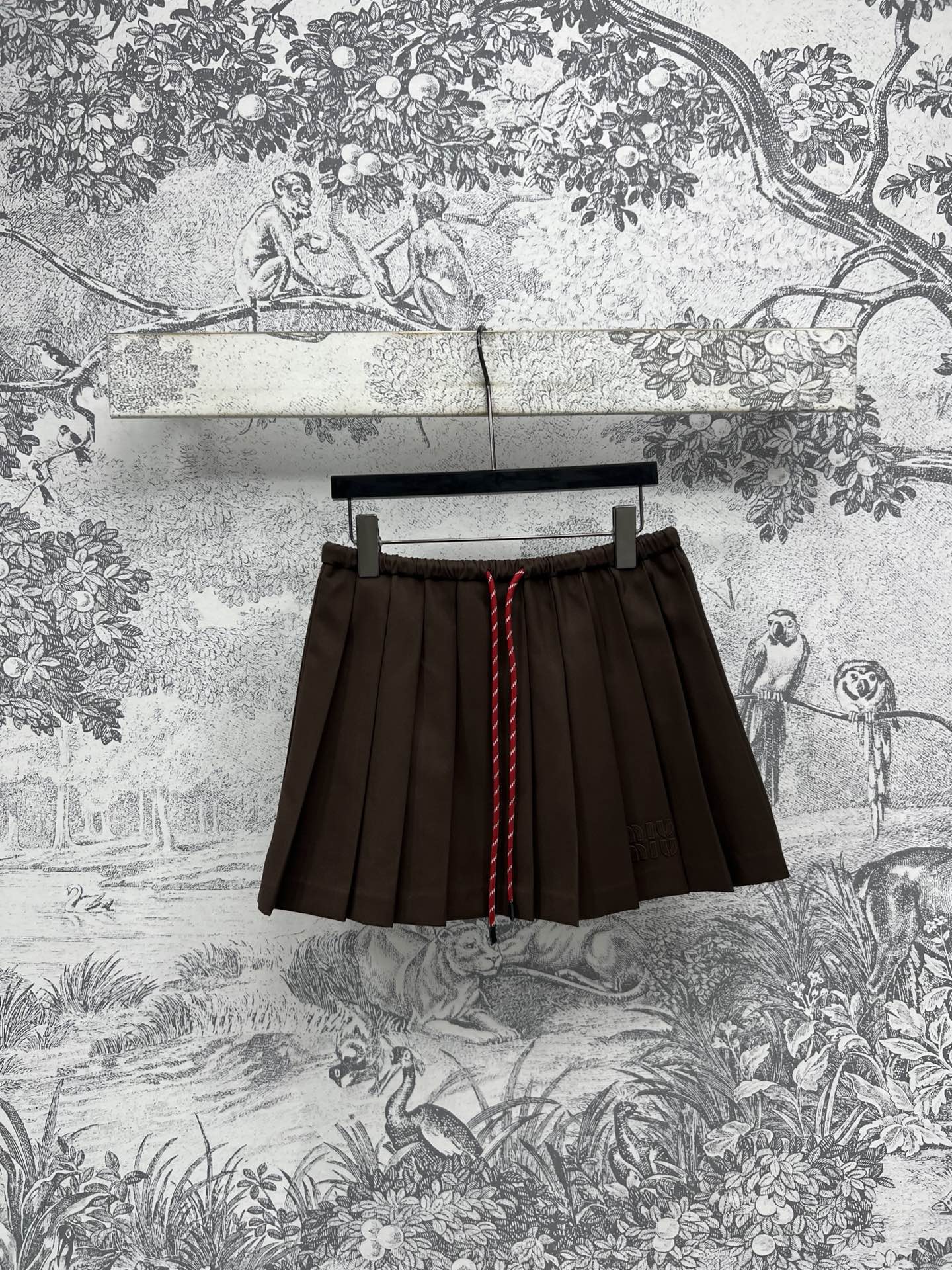 NO:317768,Miu 25 early spring new style brown pleated skirt brown super white and fashionable simple and high-end girlish feeling perfectly divided body proportions easily wear youthful and energetic girlish feeling, casual and sports are very nasty, one color three sizes SML, miumiu, skirts, alexander wang19860909Miu 25早春新款 棕色百褶短裙 棕色超级显白时髦 简约高级满满的少女感 上身完美分割身材比例 轻松穿出青春活力的少女感 休闲运动都很奈斯 一色三码 SML,,miumiu,skirts,alexander wang,Women's clothing
