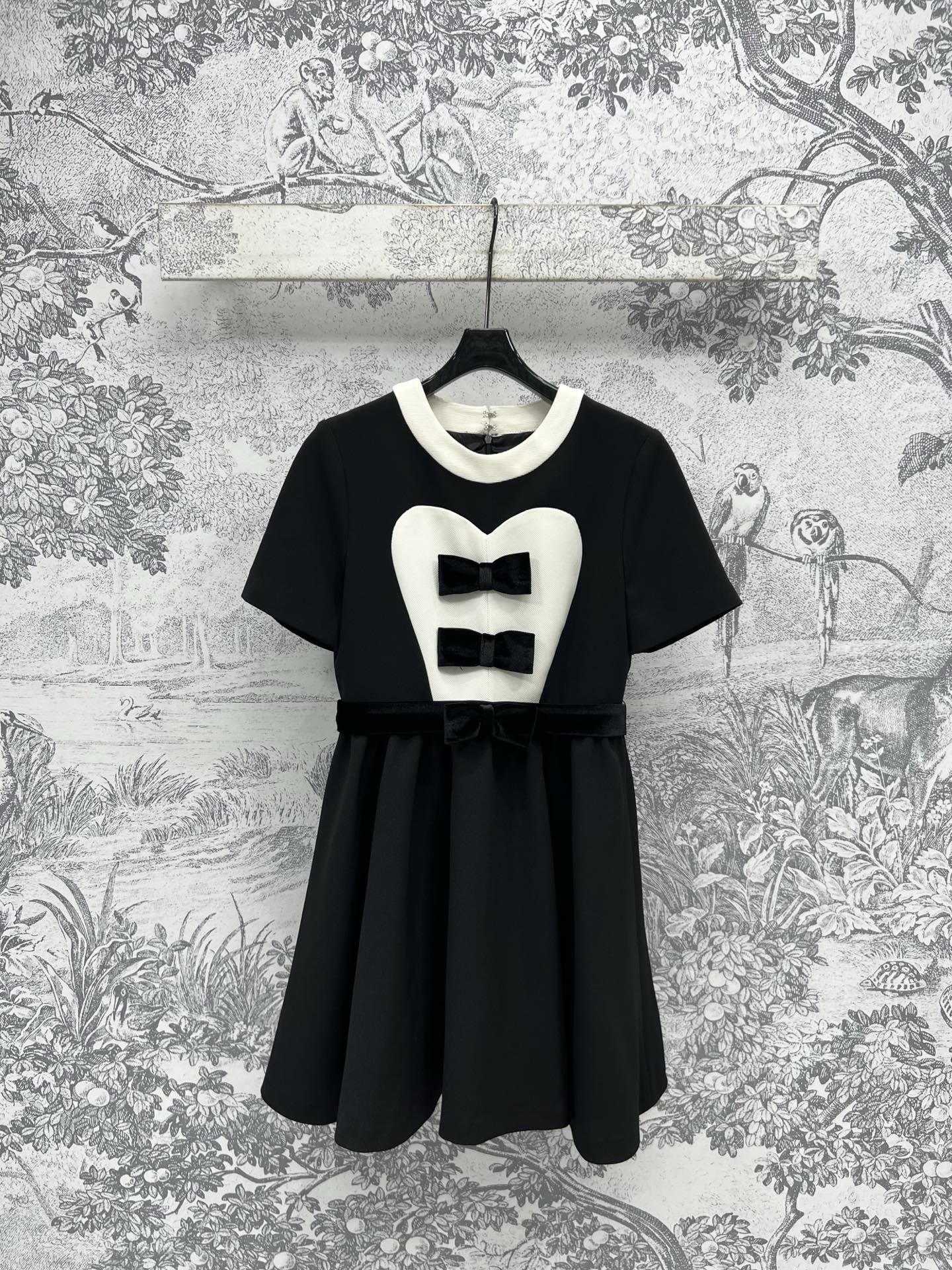 NO:317753,New early spring style, short-sleeved black dress with bow tie, elegant and temperament plus points, contrasting color round neck, waist-hugging skirt, velvet belt around the waist, slim and elegant upper body, length and height-high, retro French black dress, recommended must-have for daily dates, one color and three sizes SML, skirts, T-shirt, alexander wang19860909早春新款 蝴蝶结黑色短袖连衣裙 优雅又气质加分 撞色圆领 收腰a裙摆 腰间搭配丝绒腰带 上身很显瘦也很优雅 长度也超拉身高 复古的法式小黑裙 推荐日常约会必备 一色三码 SML,,skirts,T-shirt,alexander wang,Women's clothing