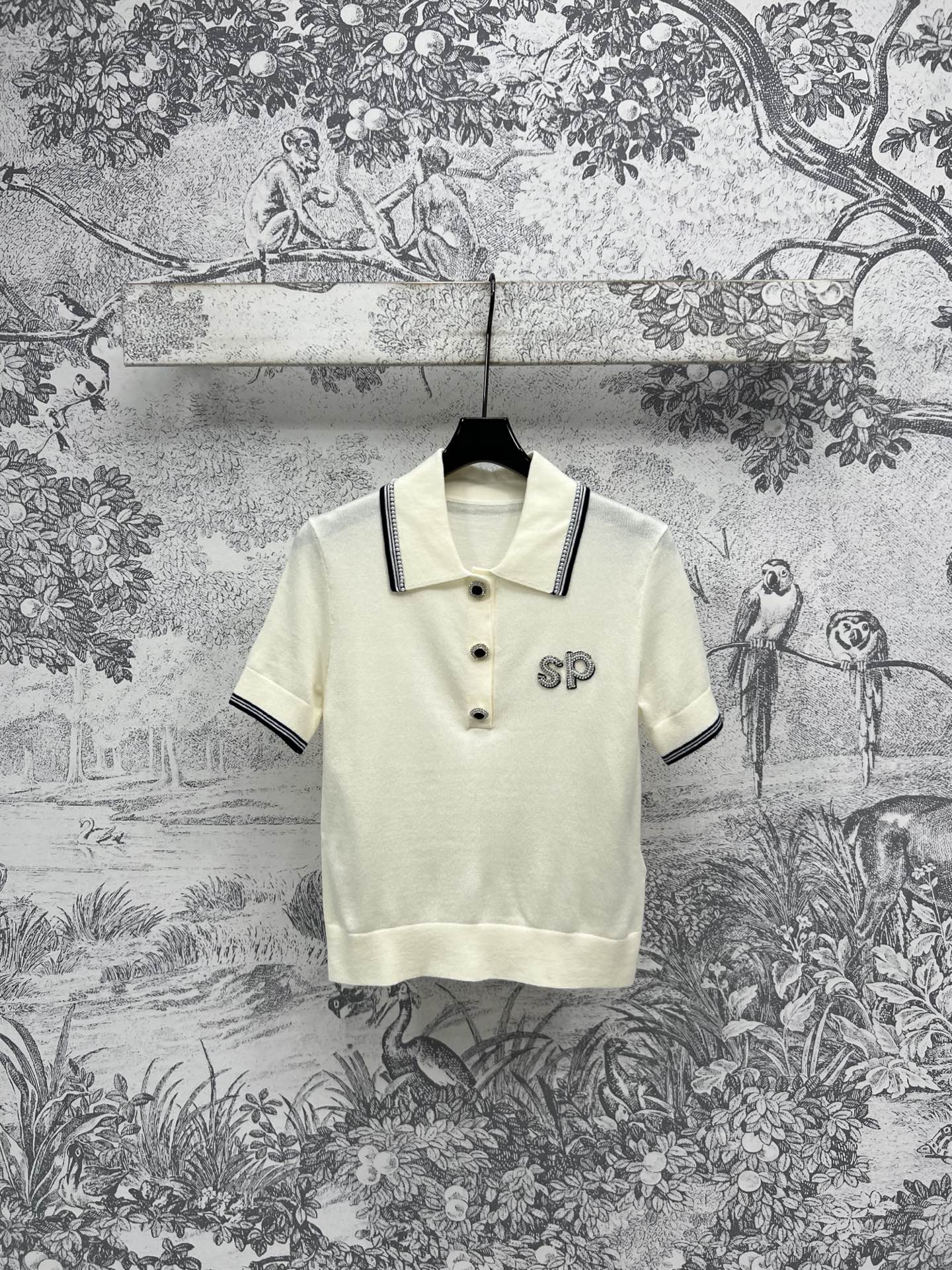 NO:317750,New early spring style Polo collar knitted short-sleeved T-shirt with chest logo embroidery decoration Contrast color edging lapel design Extend neck lines Modify face shape The clothes are moderate length Can control all heights Very versatile Skirts or casual pants are very OK One color three sizes SML, skirts, T-shirt,tees, t-shirt,alexander wang19860909早春新款 Polo领针织短袖T恤 胸前logo刺绣装饰 撞色包边翻领设计 拉长脖颈线条 修饰脸型 衣长适中 各种身高都能驾驭 非常百搭 半身裙或者休闲裤都很OK 一色三码 SML,,skirts,T-shirt,tees，t-shirt,alexander wang,Women's clothing