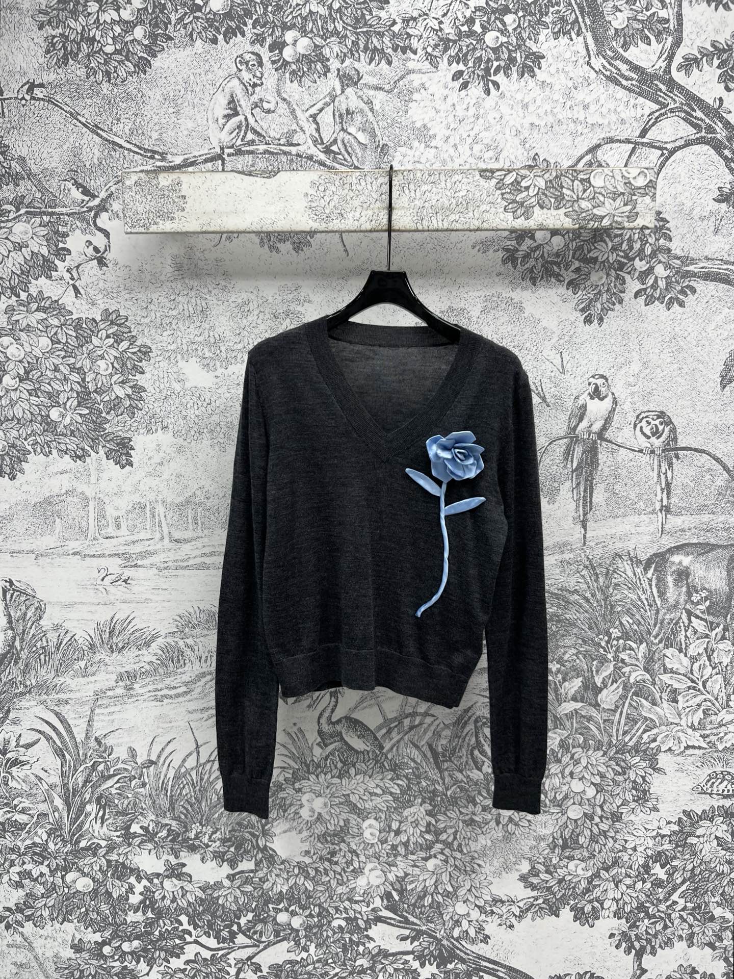 NO:317776,New early spring style, three-dimensional flower decoration knitted long-sleeved shirt, soft and comfortable upper body, early spring matching item, recommended for everyone to have a three-dimensional flower decoration, full of exquisiteness, temperament and celebrity immediately pick up the feeling of a wealthy girl, one color three codes SML,,alexander wang19860909早春新款 立体花朵装饰针织长袖衫 上身柔软舒适 早春搭配单品 推荐人手一件立体花朵装饰 精致感满满 气质名媛千金感立马拿捏 一色三码 SML,,alexander wang,Women's clothing