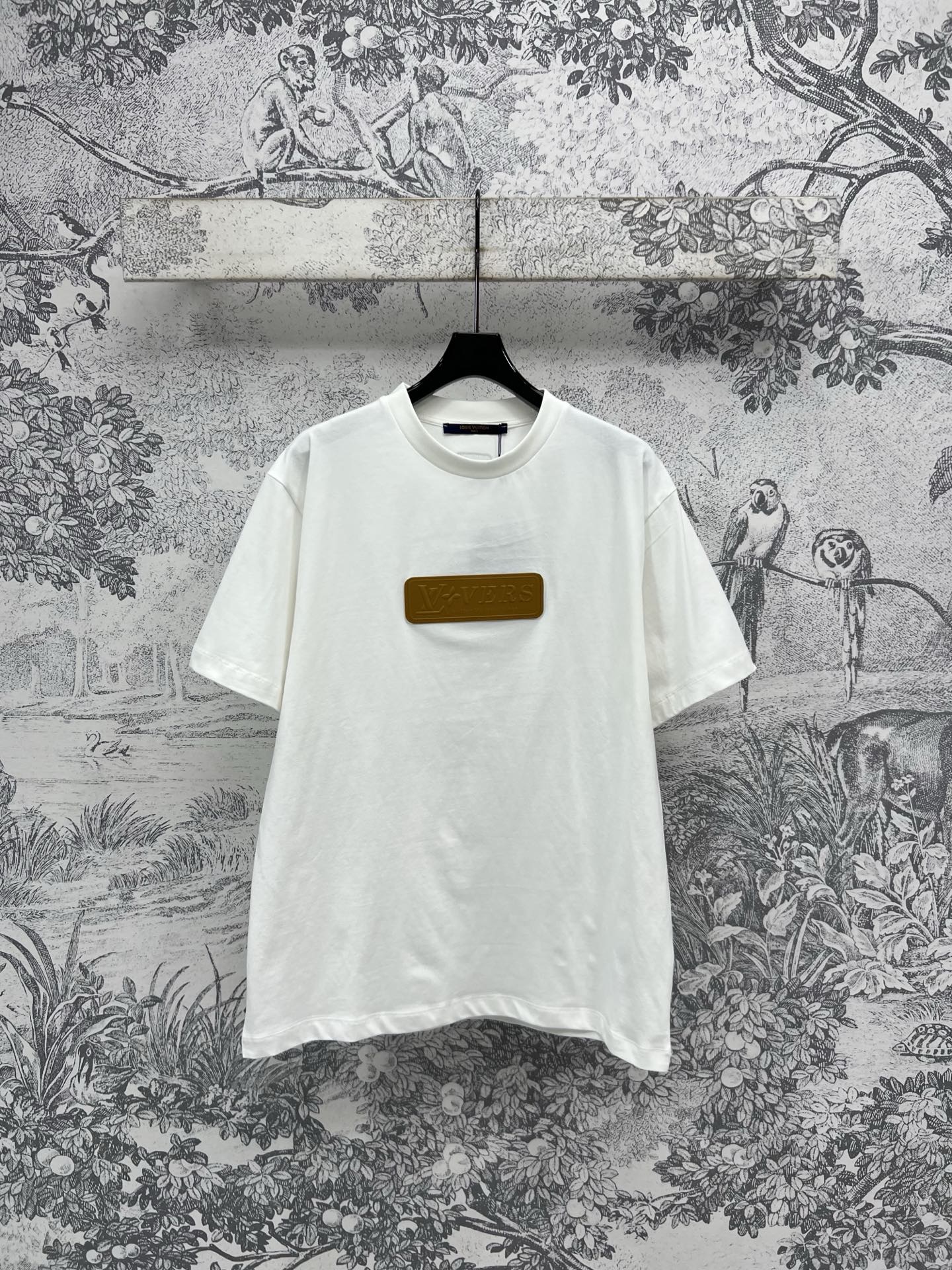 NO:317773,L Home 25 early spring new logo leather decoration short-sleeved T-shirt simple and clean big brand exquisite. It is definitely a basic item that must be found in summer. Imported cotton with the same weight of YB, smooth and skin-friendly texture. Chest logo printed leather patch embellishment. The craftsmanship style is just right and has excellent ability to hide flesh. Any body can be easily controlled. Two colors and three codes. SML,,louis vuitton,T-shirt,tees,t-shirt,alexander wang19860909L家 25早春新款 logo皮革装饰短袖T恤 简约干净 大牌精致 绝对是夏季必备的基础单品 YB同克重的进口棉 质感爽滑亲肤 胸口logo印花皮革贴饰点缀 工艺版型恰到好处的宽裕度有着出色的藏肉能力 任何身材都能好驾驭 两色三码 SML,,louis vuitton,T-shirt,tees，t-shirt,alexander wang,Women's clothing