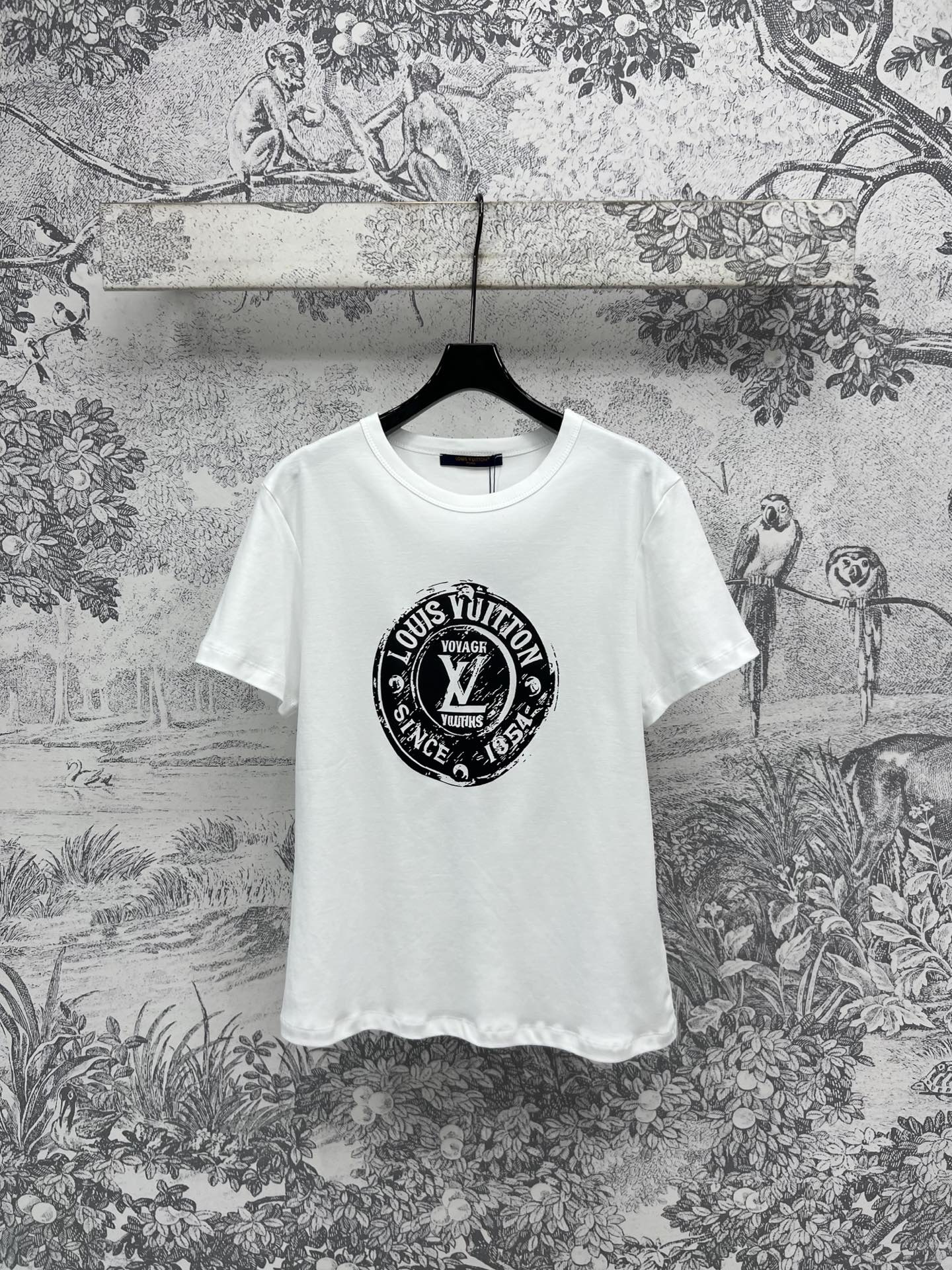 NO:317770,L Home 25 early spring new logo pattern printed loose short-sleeved T-shirt on chest logo logo pattern printed fashionable and personalized super versatile classic round neck style, no picky body, age-reducing and cool, whatever you match, you can wear it to create a cool and youthful and age-reducing two colors and three codes SML,,louis vuitton,T-shirt,tees,t-shirt,alexander wang19860909L家 25早春新款 徽标图案印花宽松短袖T恤 胸前logo徽标图案印花 时尚又个性 超级百搭 经典的圆领版型 完全不挑身材 上身减龄又酷 随便搭配 都能穿出青春减龄的酷帅感 两色三码 SML,,louis vuitton,T-shirt,tees，t-shirt,alexander wang,Women's clothing