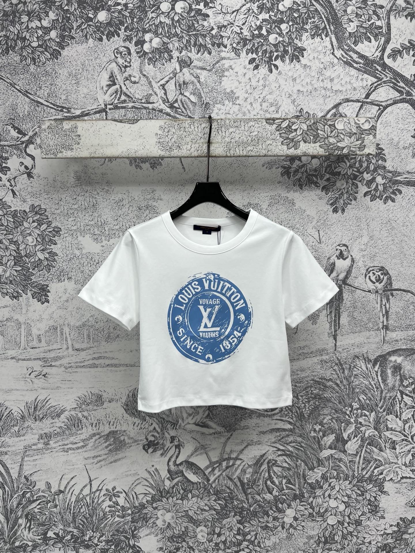 NO:317767,L Home 25 early spring new logo pattern printed short short-sleeved T-shirt classic brand logo embellishment on chest. Daily outfits worry-free. Slimming and relaxing in a lazy way. Short style makes you look slim and look more tall. Two colors and three codes SML,,louis vuitton,T-shirt,tees,t-shirt,alexander wang19860909L家 25早春新款 徽标图案印花短款短袖T恤 胸前经典的品牌Logo徽标图案点缀 日常穿搭无忧 显瘦同时轻松穿出慵懒感 短款版型显瘦的同时更显身高 两色三码 SML,,louis vuitton,T-shirt,tees，t-shirt,alexander wang,Women's clothing