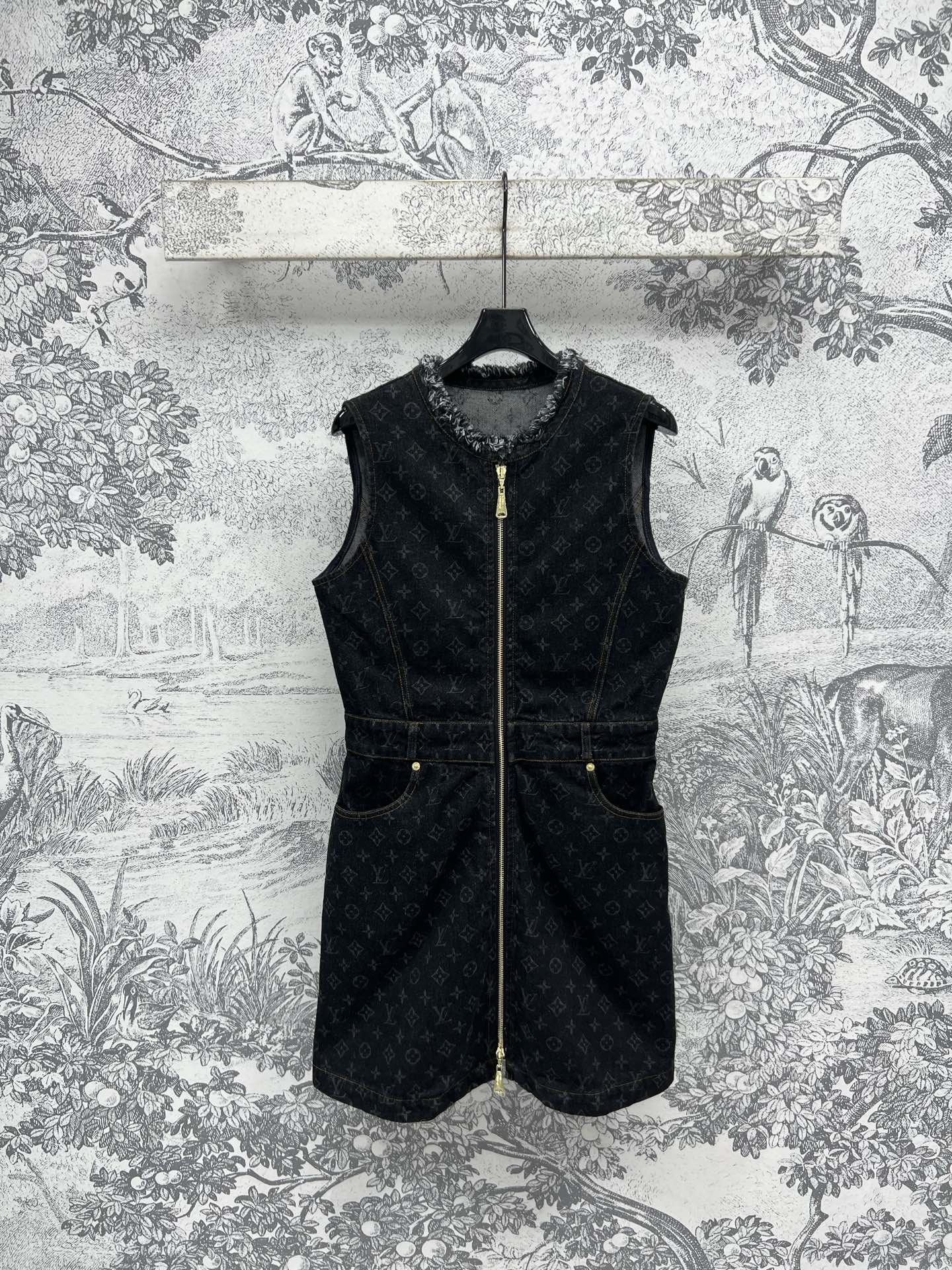 NO:317758,L Home 25 Early Spring New Style Old Flower Denim Vest Dress Three-dimensional Slim Clipping Upper Body Slim and tall Zipper Embellishment Cool and high-end feel Full of the upper body The upper body has both highlights and no exaggeration Cool and handsome and elegant Summer versatile and fashionable items Two colors and three codes SML, louis vuitton, skirts, alexander wang19860909L家 25早春新款 老花牛仔背心连衣裙 立体修身剪裁 上身显瘦又高挑 拉链点缀 酷帅高级感拉满 上身既有亮点也不会浮夸 酷帅又不失优雅 夏日百搭时髦单品 两色三码 SML,,louis vuitton,skirts,alexander wang,Women's clothing