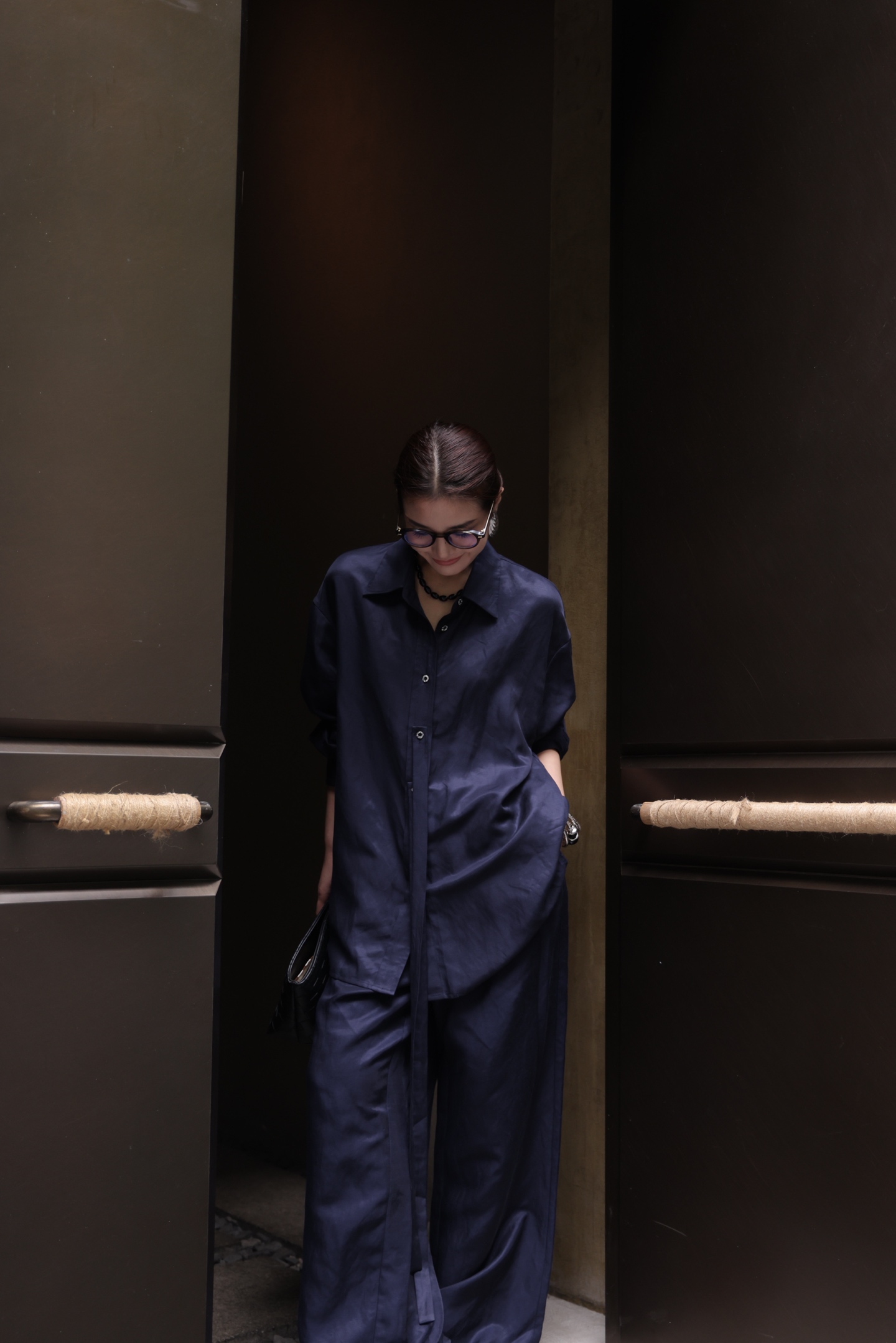 NO:318621,New style of shirts and pants in early spring, dark blue linen casual suit, streamer decorative lapel shirt   casual pants, a must-have for fashionable, with neat and handsome fashion sense, dark blue color, invincible slimming, three-dimensional tailoring, super proportional, exquisite and advanced, one color, three-code SML,,shirts,alexander wang19860909衬衣裤子早春新款 深蓝色亚麻休闲套装 飘带装饰翻领衬衫 休闲裤 时髦精必备 自带利落帅气时尚感 深蓝色系显瘦无敌啦 立体剪裁上身超显比例感 精致又高级 一色三码 SML,,shirts,alexander wang,Women's clothing