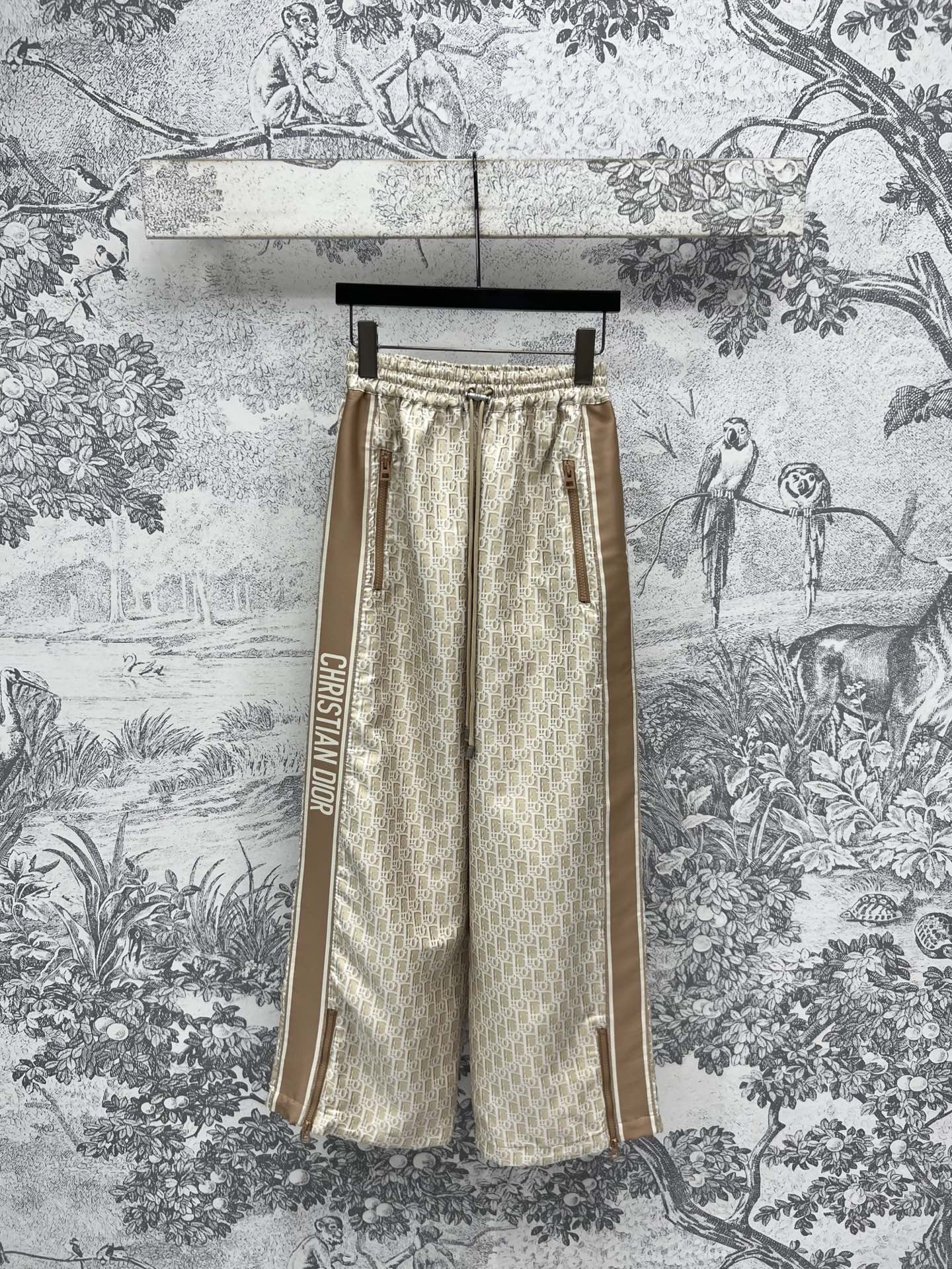 NO:318617,D Home 25 Early Spring New Style Gold-Bulle D-Letter Jacquard Series Hooded Vest Jacket   Hooded Short Jacket   Hooded Trench Coat Jacket   Paired Pants   Straight Pants Classic D-Bulle Gold-Bulle Print Refreshing and Advanced Super Suitable for Summer Double-sided Drawstring Large Pocket Matching Design Logo Webbing Printing Pattern Embellishment Luxury and Advanced A series of matching top-body temperament elegant and fashionable, easy to wear to create an elegant and fashionable aura Good for daily matching One color three codes SML,,dior, skirts, jackets & coats,hats,alexander wang19860909D家 25早春新款 烫金D字母提花系列 连帽马甲外套 连帽短款外套 连帽风衣外套 搭片裤裙 直筒裤 经典的D字母烫金印花清爽高级 超级适合夏日 双侧抽绳大口袋搭配设计 logo织带印花图案点缀 奢华高级 一系列搭配上身气质优雅又时髦 轻松穿出雅致洋气气场 日常好搭配 一色三码 SML,,dior,skirts,jackets & coats,hats,alexander wang,Women's clothing