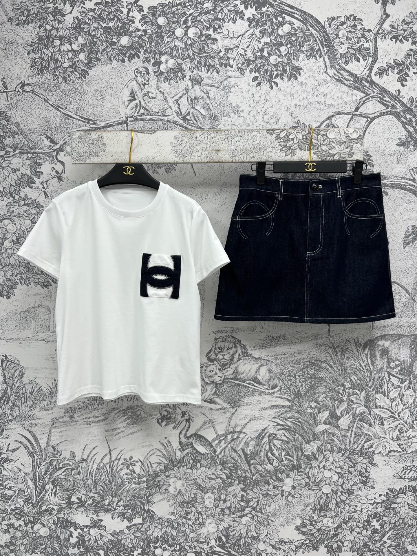 NO:318614,Xiaoxiang style 25 spring and summer new style casual suit round neck short-sleeved T-shirt   denim skirt high-end retro denim blue denim suit suitable for summer no need to worry about stuffiness Embroidered letter pocket embroidery simple and high-end super cover flesh to make you look slimming, upper body temperament and age reduction, it is also good to wear separately, one color and three codes SML, skirts, T-shirt,tees, t-shirt,alexander wang19860909小香风 25春夏新款 休闲套装 圆领短袖T恤 牛仔短裙 高级的复古牛仔蓝 适合夏日的牛仔套装 完全不用担心闷热 刺绣字母口袋点缀 简单又高级 超级遮肉显瘦 上身气质又减龄 分开搭也不错哦一色三码 SML,,skirts,T-shirt,tees，t-shirt,alexander wang,Women's clothing