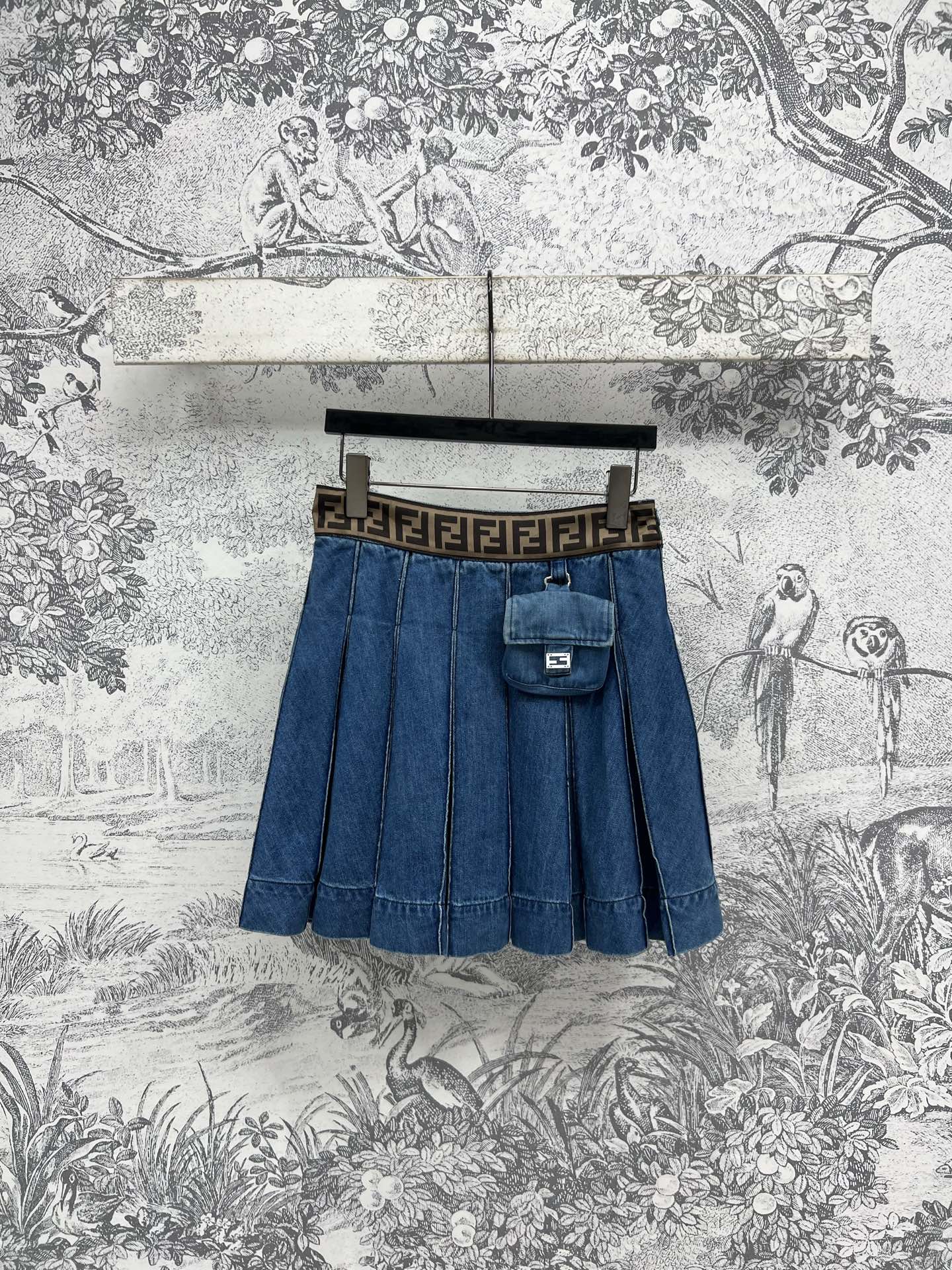 NO:318608,FD Home 25 Early Spring New Style Old-fashioned elastic waist denim pleated skirt High-waisted A-line pleated skirt short skirt cool and seductive. Spliced ​​double F Old-fashioned elastic waist pulls up the waistline perfectly covers the upper body and makes it look slim and tall. Energetic girl refreshing. Cool and handsome bag packaging decoration. Iconic logo embellishment. Simple and high-end. Paired with suspender white shirts. Various styles can be switched at any time. Versatile and fashionable. One color and three codes. SML, dior, skirts, shirts, alexander wang19860909FD家 25早春新款 老花松紧腰牛仔百褶短裙 高腰A字百褶裙短裙型酷帅又撩人 拼接双F老花松紧腰拉高腰线 完美遮跨上身很显瘦显高哦 元气少女清爽 酷帅的包包装饰 标志性logo点缀 简单又高级 搭配吊带白衬衫各种风格随时切换 百搭又时髦一色三码 SML,,dior,skirts,shirts,alexander wang,Women's clothing