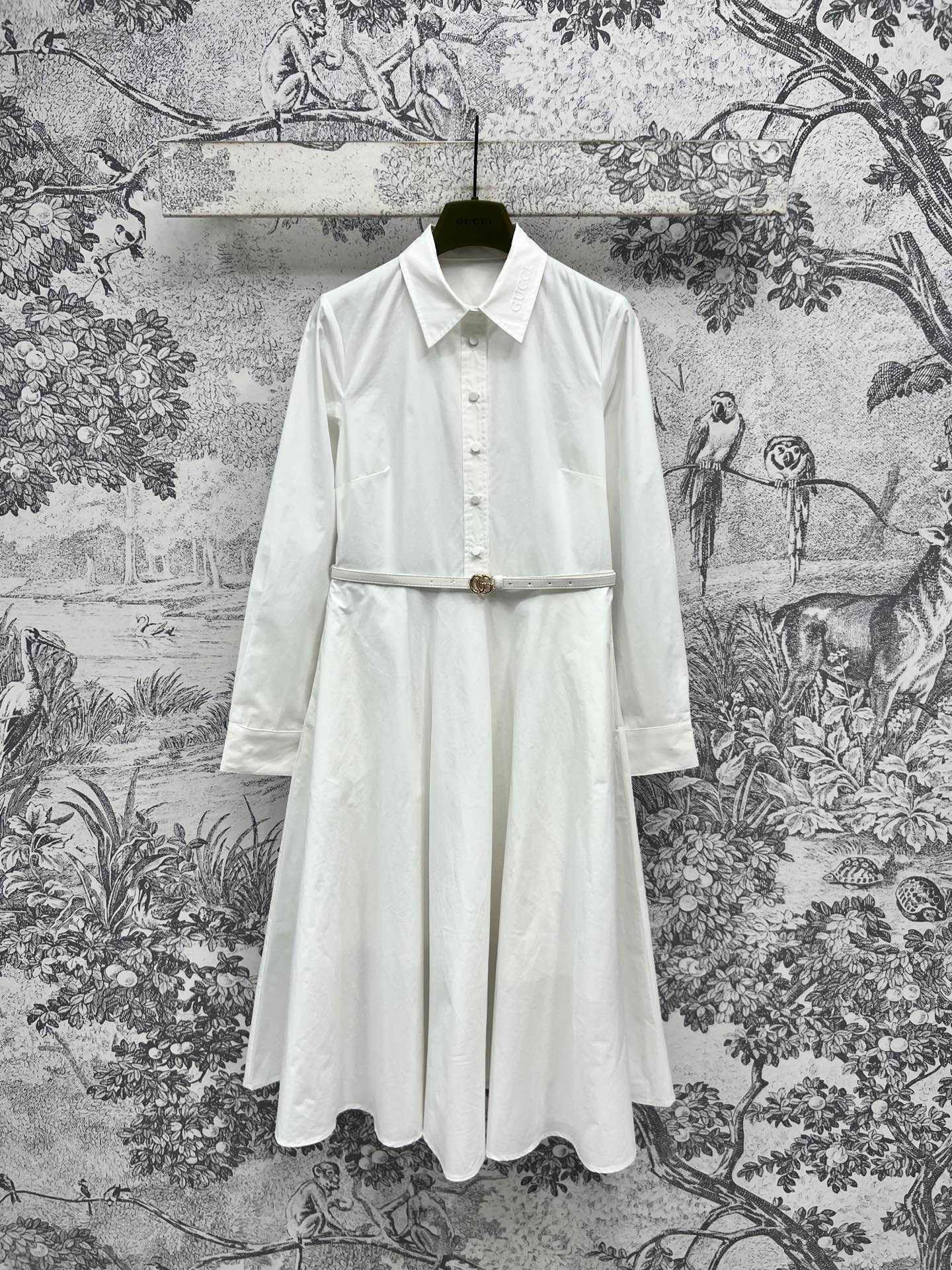 NO:318601,G Home 25 Early Spring New Lapel Long Sleeve Dress White Moonlight Girl Lapel Half Breakfast Long Sleeve Shirt Dress Waist Double G Leather Belt Waist Large Skirt Design Easy to Show Body Curve Extended High Wearables It's OK to match with a jacket All essentials in summer vacations Pure Cotton Fabric Excellent Details Three SML, gucci, skirts, jackets & coats, alexander wang19860909G家 25早春新款 翻领长袖连衣裙 白月光的女孩 翻领半排扣长袖衬衣连衣裙 腰间双G皮革腰带收腰大裙摆设计 上身轻松展现身材曲线拉长实穿性极高 搭配外套也行 夏季各种度假必备 纯棉面料 细节做工都很赞 一色三码 SML,,gucci,skirts,jackets & coats,alexander wang,Women's clothing