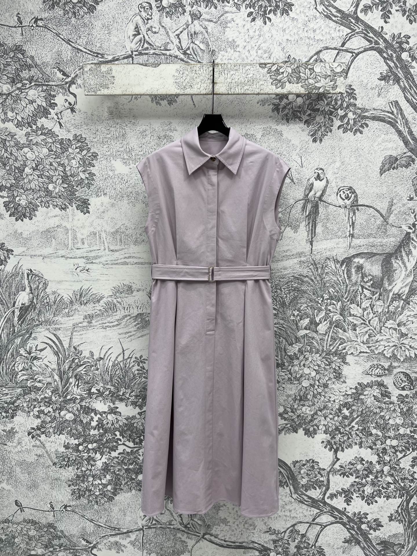 NO:318595,New early spring style taro purple lapel sleeveless dress. The pleated design is sexy and unique. The belt of this cloth is more convenient to show the waistline. You can use one color and three codes for any occasion. SML, skirts, alexander wang19860909早春新款 香芋紫翻领无袖连衣裙 压褶设计性感又不失个性 配送本布腰带更显腰部线条 任何场合都可驾驭一色三码 SML,,skirts,alexander wang,Women's clothing