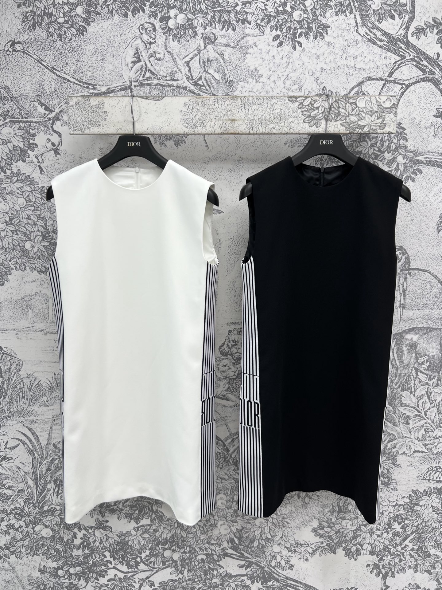 NO:318589,D Home 25 early spring new logo webbing decoration round neck sleeveless dress, atmospheric and elegant, simple basic round neck straight-tube style, side logo webbing decoration design is more unique, special skin color, simple and high-end, top body makes you look slim and elegant, clean and cold elegance is immediately perfect to grasp, the style is cut in place, two colors and three codes, SML, dior, skirts, alexander wang19860909D家 25早春新款 logo织带装饰圆领无袖连衣裙 大气又优雅 简单基础圆领直筒版型 侧边logo织带装饰设计更加独特 特别衬肤色 简单又高级 上身显瘦又显气质 干净清冷的优雅感立刻完美拿捏 版型剪裁到位 两色三码 SML,,dior,skirts,alexander wang,Women's clothing