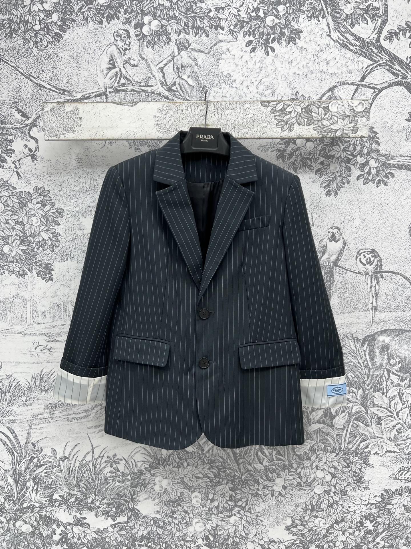 NO:318612,PD Home 25 Early Spring New Striped Two-Piece Blazer Loose Style Comfortable Not Picky People Not So Hard Daily Exterior Wear Just Just Just Spliced ​​Striped Lining With Stable Aura Small Shoulder Pads Easy to Hold Right-Angle Shoulder Low-key and Fashionable Daily Casual Recommended versatile items One Color Three Codes SML, Dior, Jackets & Coats, Business Suit, Alexander Wang19860909PD家 25早春新款 条纹两粒扣西装外套 宽松版型舒适不挑人 不是那么的硬挺日常外搭刚刚好 拼接条纹内衬 自带稳重气场 小垫肩上身轻松拿捏直角肩 低调又时髦 日常休闲推荐百搭单品一色三码 SML,,dior,jackets & coats,business suit,alexander wang,Women's clothing