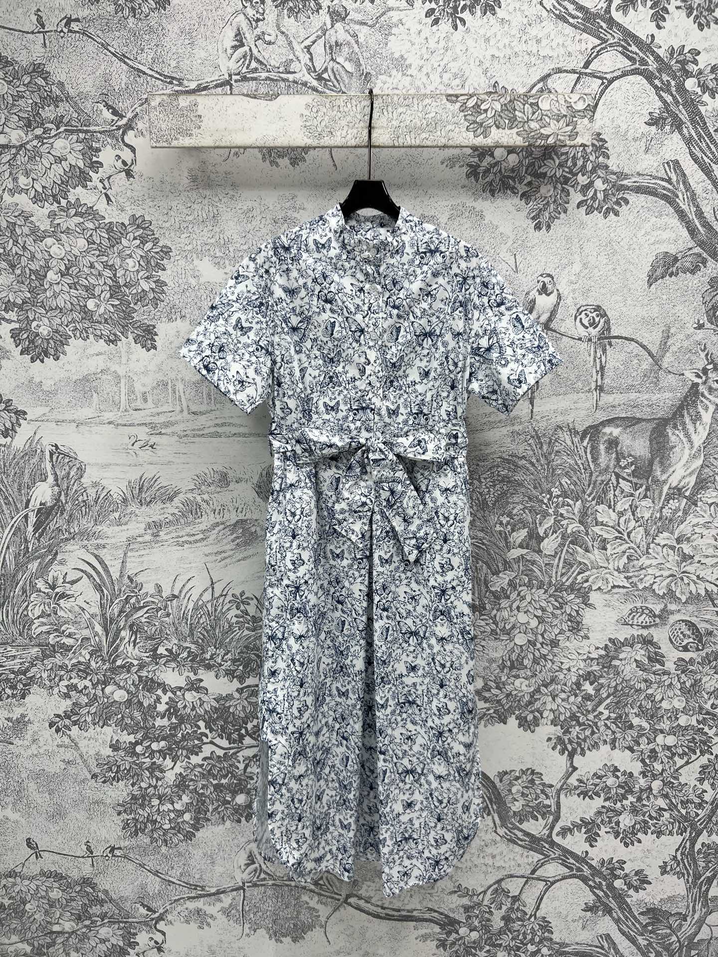 NO:318609,D Home 25 early spring new style, butterfly floral print short-sleeved dress, temperament, small stand collar half-breasted design, distribution cloth belt matching, small fresh pastoral style, imported pure cotton printed fabric light and comfortable, slit skirt design on both sides, upper body looks slim and tall, one color three codes SML,,dior, skirts, T-shirt, alexander wang19860909D家 25早春新款 蝴蝶花卉印花短袖连衣裙 气质小立领半排扣设计 配送本布腰带搭配 自带小清新田园风气质 进口纯棉印花面料轻盈舒适 两侧开叉裙摆设计 上身显瘦又高挑 一色三码 SML,,dior,skirts,T-shirt,alexander wang,Women's clothing