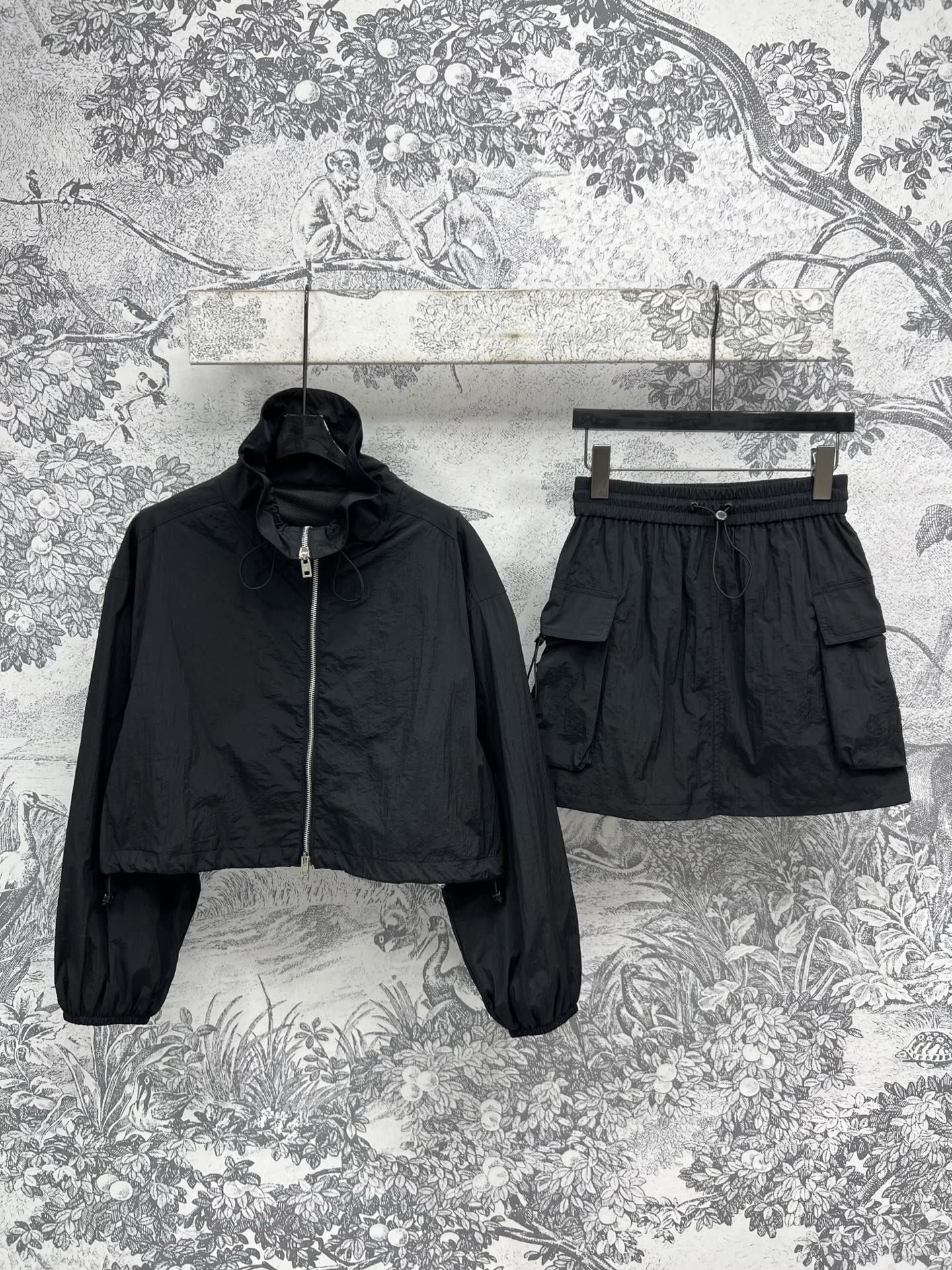 NO:318611,AW Home 25 Early Spring New Style Drawstring Collar Jacket   Elastic High-Waist Shorts High Popular Nylon Wrinkled Fabric Super Delicate A set of casual upper body, slim and covers flesh and clean and neat Sports style suit is cool, stylish and fashionable, versatile and not picky about body shape, can be easily controlled by any reminder, daily sports style and leisure are very good, one set for sale, two colors and three codes SML, shorts, jackets & coats, alexander wang19860909AW家 25早春新款 抽绳立领外套 松紧高腰短裤 高人气尼龙皱褶面料 超级精致 一套上身休闲随性 显瘦遮肉又干净利落 运动风格套装酷帅有型时髦 百搭不挑身材 任何提醒都可以轻松驾驭 日常运动风休闲都很不错 一套出售 两色三码 SML,,shorts,jackets & coats,alexander wang,Women's clothing