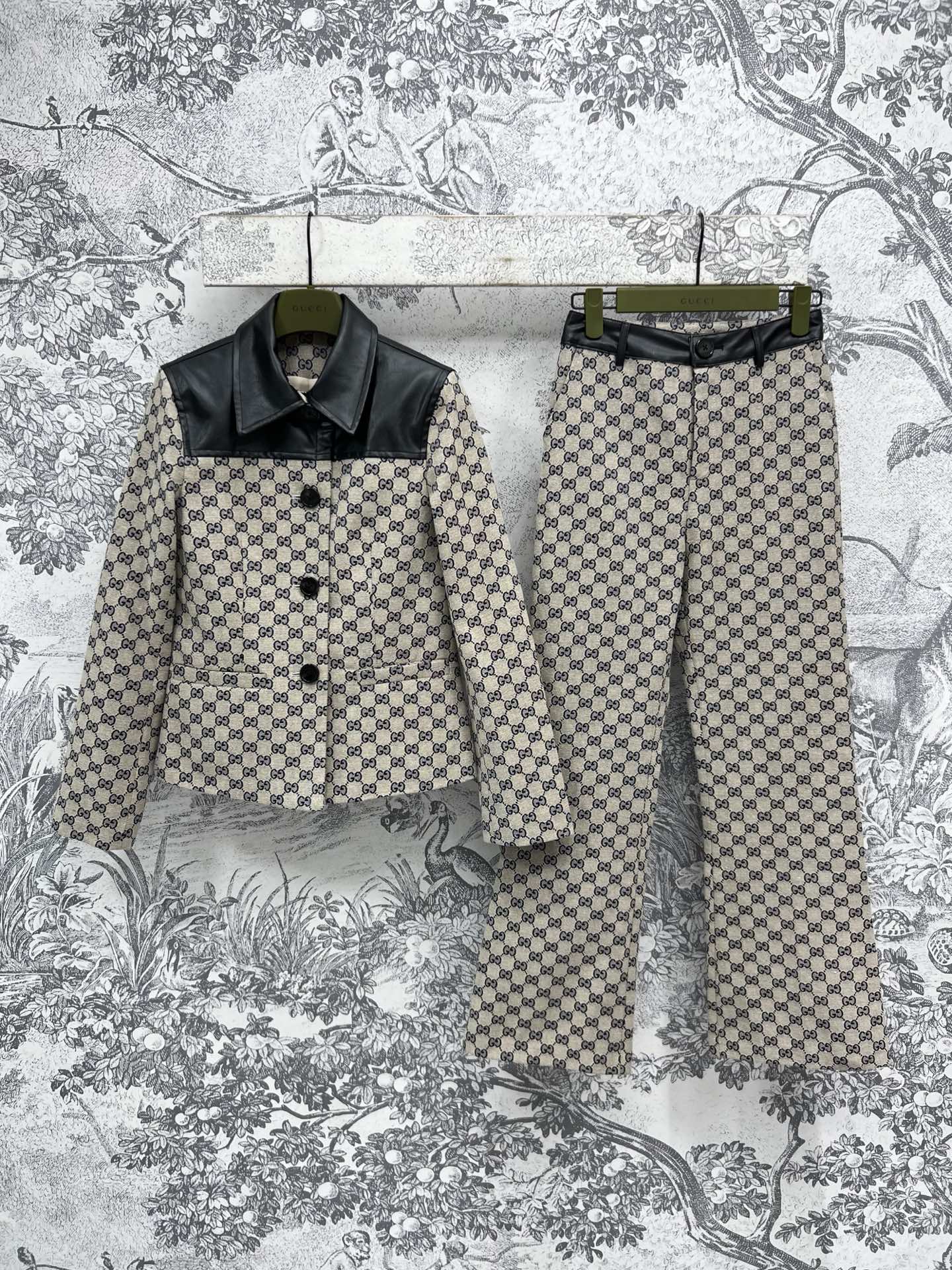 NO:318606,Tops and pants G home 25 early spring new style Leather lapel GG jacquard jacket leather high waist jacquard straight pants Careful high waist slimming straight style All body shapes Can be controlled by any figure Beautiful line car plaid classic and atmospheric and fashionable Leather spliced ​​double G jacquard fabric If you like presbyopia, don't miss it Classic elements to create a fashionable and elegant item that never gets tired of wearing loose style versatile and not picky about people Good inclusiveness of body shape A must have daily casual suits One color three code SML, gucci, jackets & coats, alexander wang19860909上衣裤子G家 25早春新款 皮革翻领GG提花外套拼皮高腰提花直筒裤 小心机高腰显瘦直筒版型 任何身材都可驾驭 明线车格点缀 经典又大气时髦 皮革拼接双G提花面料 喜欢老花的一定不要错过 经典元素打造时髦百穿不厌的气质单品 宽松版型 百搭不挑人 对身材的包容性很好 日常休闲套装必备 一色三码 SML,,gucci,jackets & coats,alexander wang,Women's clothing