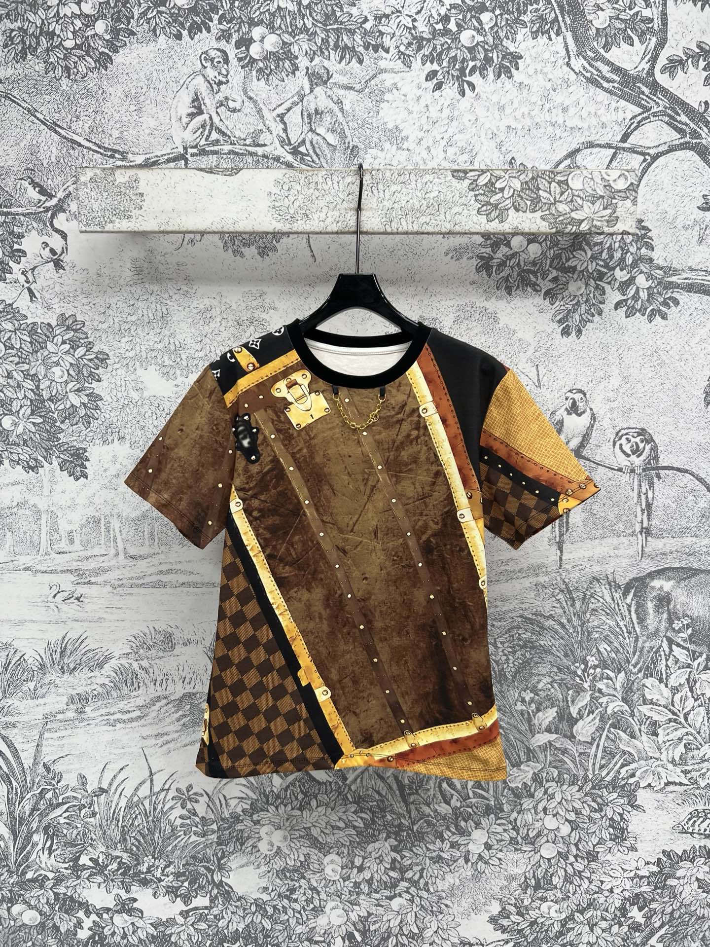 NO:318603,L Home 25 early spring new style classic pattern printed short-sleeved T-shirt Classic L Home pattern printed Basic round neck short-sleeved T-shirt with cool and handsome feeling The fabric is super comfortable, light and unrestrained, high-end and fashionable, good everyday and casual, three-code SML33,,louis vuitton,T-shirt,tees,t-shirt,alexander wang19860909L家 25早春新款 经典图案印花短袖T恤 经典L家图案印花 基础圆领短袖T恤 自带酷帅御姐感 面料超舒适 轻盈无束缚 高级又时髦 日常休闲都不错 一色三码 SML33,,louis vuitton,T-shirt,tees，t-shirt,alexander wang,Women's clothing