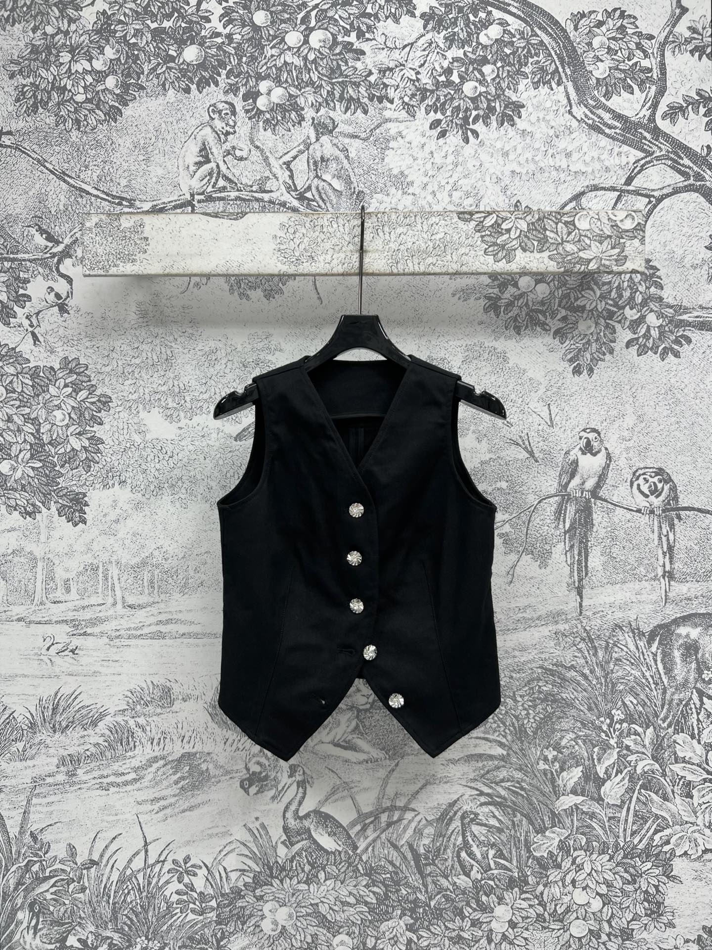 NO:318600,L Home 25 Early Spring New Style Classic Black Denim Series V-neck Vest   Lapel Short Jacket   Straight Pants Customized Hardware Buckle Decoration Back Logo Leather Card Embellishment Full of Advanced Texture Natural Slim Waist Cut Perfectly Fit the Body Curve A series of matching upper body to reduce age and cool, fashionable and stylish One-color three-code SML,,louis vuitton, jackets & coats,alexander wang19860909L家 25早春新款 经典黑色牛仔系列 V领马甲 翻领短款外套 直筒裤 定制五金扣饰装饰 后面logo皮牌点缀 满满的高级质感 自然修身收腰剪裁 完美贴合身材曲线 一系列搭配上身减龄酷帅 时髦有型 一色三码 SML,,louis vuitton,jackets & coats,alexander wang,Women's clothing