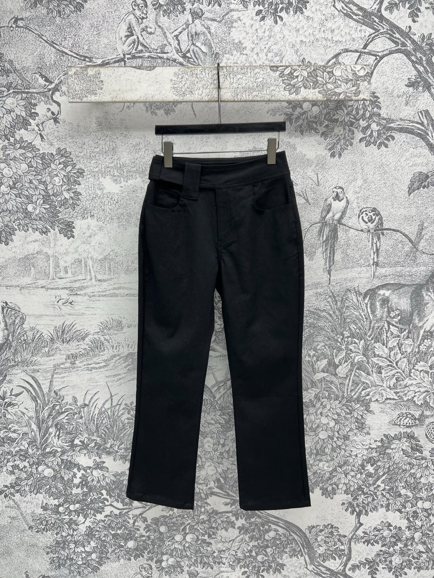 NO:318597,L Home 25 Early Spring New Style Classic Black Denim Series V-neck Vest   Lapel Short Jacket   Straight Pants Customized Hardware Buckle Decoration Back Logo Leather Card Embellishment Full of Advanced Texture Natural Slim Waist Cut Perfectly Fit the Body Curve A series of matching upper body to reduce age and cool, fashionable and stylish One-color three-code SML,,louis vuitton, jackets & coats,alexander wang19860909L家 25早春新款 经典黑色牛仔系列 V领马甲 翻领短款外套 直筒裤 定制五金扣饰装饰 后面logo皮牌点缀 满满的高级质感 自然修身收腰剪裁 完美贴合身材曲线 一系列搭配上身减龄酷帅 时髦有型 一色三码 SML,,louis vuitton,jackets & coats,alexander wang,Women's clothing