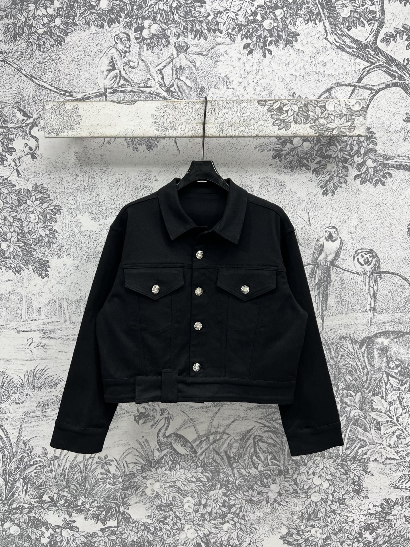 NO:318594,L Home 25 Early Spring New Style Classic Black Denim Series V-neck Vest   Lapel Short Jacket   Straight Pants Customized Hardware Buckle Decoration Back Logo Leather Card Embellishment Full of Advanced Texture Natural Slim Waist Cut Perfectly Fit the Body Curve A series of matching upper body to reduce age and cool, fashionable and stylish One-color three-code SML,,louis vuitton, jackets & coats,alexander wang19860909L家 25早春新款 经典黑色牛仔系列 V领马甲 翻领短款外套 直筒裤 定制五金扣饰装饰 后面logo皮牌点缀 满满的高级质感 自然修身收腰剪裁 完美贴合身材曲线 一系列搭配上身减龄酷帅 时髦有型 一色三码 SML,,louis vuitton,jackets & coats,alexander wang,Women's clothing