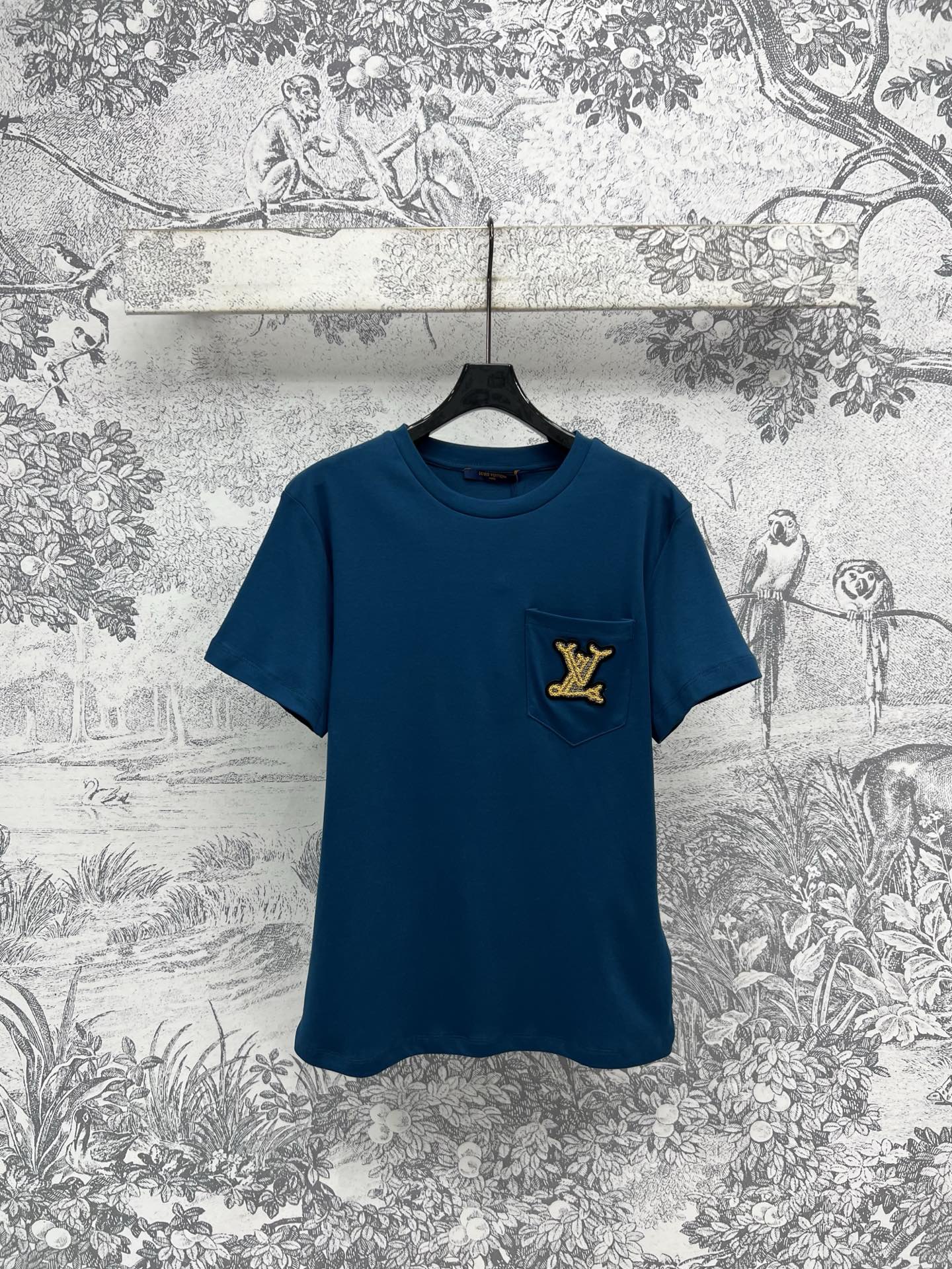 NO:318591,L Home 25 early spring new style twine logo embroidered solid color short-sleeved T-shirt. A versatile and handsome classic style is very good for casual jeans. The upper body is easy to have a refreshing temperament and soft texture. The upper body will not feel restrained. The chest brand embroidery logo embellishes the simple style to create exquisite items that are not picky about people and casual versatile. Two colors and three codes SML, louis vuitton, jeans, T-shirt, tees, t-shirt, alexander wang19860909L家 25早春新款 麻线logo刺绣纯色短袖T恤 百搭又帅气经典的版型随便搭条牛仔裤就很不错 上身轻松拥有清爽气质质地柔软上身不会有束缚感 胸口品牌刺绣Logo点缀简约版型打造精致单品不挑人休闲百搭 两色三码 SML,,louis vuitton,jeans,T-shirt,tees，t-shirt,alexander wang,Women's clothing