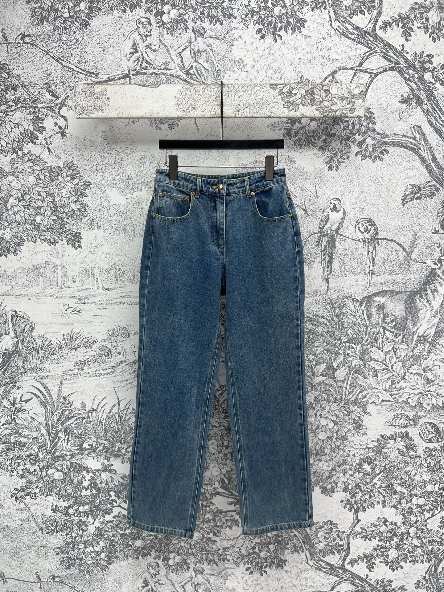 NO:318613,L Home 25 Early Spring New Style Navigation Vacation Denim Series A series of spot long-sleeved jacket   short-sleeved shirt   sleeveless dress   piece skirt   straight pants Recommended counter hot products Xiaohongshu Huo Retro light denim colors are very high-end, positioning twine logo embroidery pattern, simple but not losing personality, matched with piece-type spliced ​​shorts skirt, very fashionable, eye-catching Up A set of top body is very good, one color three codes SML,,louis vuitton, skirts, shorts, jackets & coats, T-shirt, alexander wang19860909L家 25早春新款 航海度假牛仔系列 一系列现货 长袖外套 短袖衬衣 无袖连衣裙 搭片半身裙 直筒裤 专柜爆款推荐 小红书巨火 复古浅牛仔颜色很高级 定位麻线logo刺绣图案 简单又不失个性 搭片式拼接短裤半身裙 非常显时髦感 吸睛度Up 一套上身很赞 一色三码 SML,,louis vuitton,skirts,shorts,jackets & coats,T-shirt,alexander wang,Women's clothing