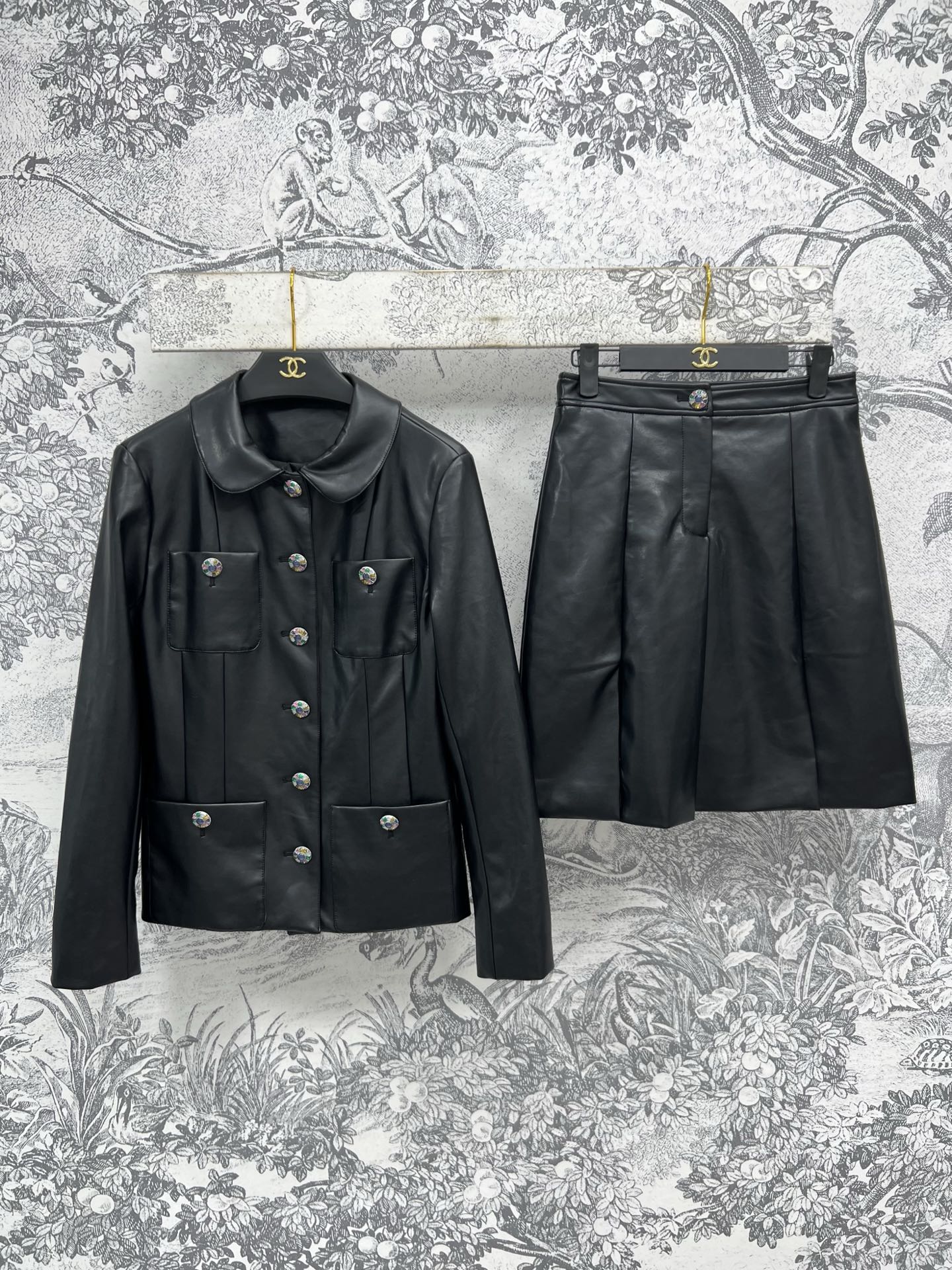 NO:318607,Coat and skirt, small fragrance style, 25 early spring new style, leather jacket   skirt, temperament, neat silhouette, custom colored buckle decoration, elegant, intellectual and neutral, tough, a set of upper body, a cool girl, a feeling of being difficult to mess with, the upper body is stylish and easy to take care of, one color and three sizes SML, skirts, jackets & coats, leather jacket, alexander wang19860909外套半裙小香风 25早春新款 皮衣外套 半身裙 气质翻领利落的廓型 定制彩色扣饰装饰 优雅知性和中性硬朗 一套系列上身就是一个酷女孩不好惹的感觉 上身有型很好打理一色三码 SML,,skirts,jackets & coats,leather jacket,alexander wang,Women's clothing