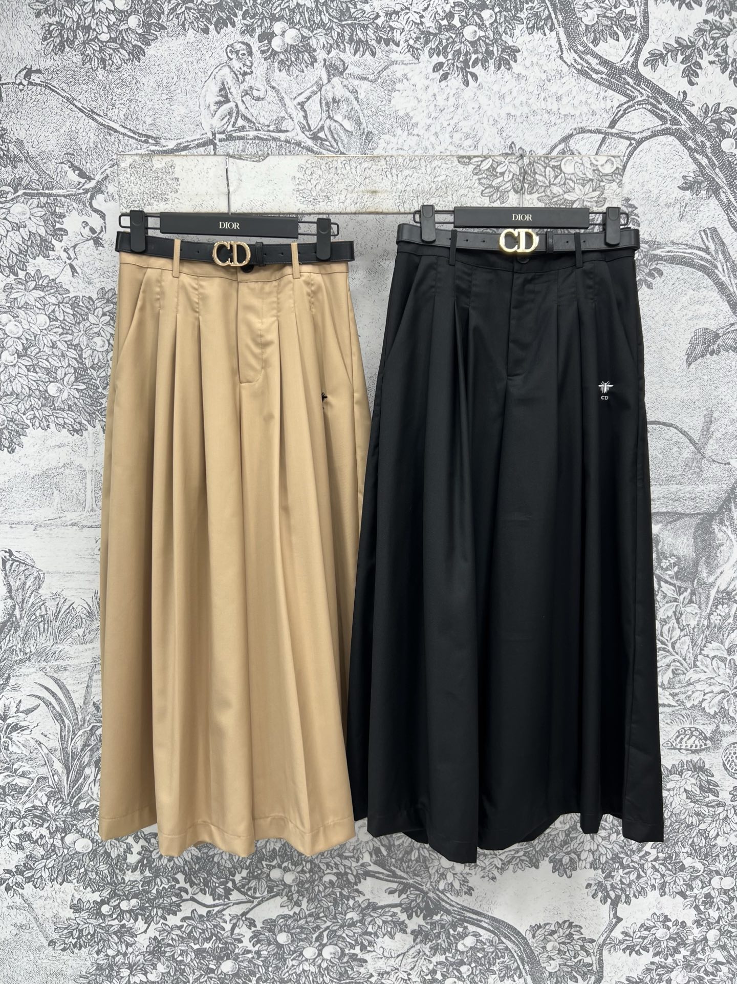 NO:318605,D Home 25 Early Spring New Style, Belt Decorated Loose Wide-Level Trousers, Definitely Long-Level Vision, High-waisted Straight Wide-Level Trousers, Three-dimensional Press-Line Design, Matched with Logo Leather Belt Decoration, The upper body is really amazing, Classic and fashionable and elegant, Two-color three-code SML, Dior, Alexander wang19860909D家25早春新款 皮带装饰宽松阔腿长裤 妥妥的大长腿视觉 高腰直筒阔腿裤型 立体压线的设计 搭配logo皮腰带装饰 上身真的很绝 经典又时尚优雅 两色三码 SML,,dior,alexander wang,Women's clothing