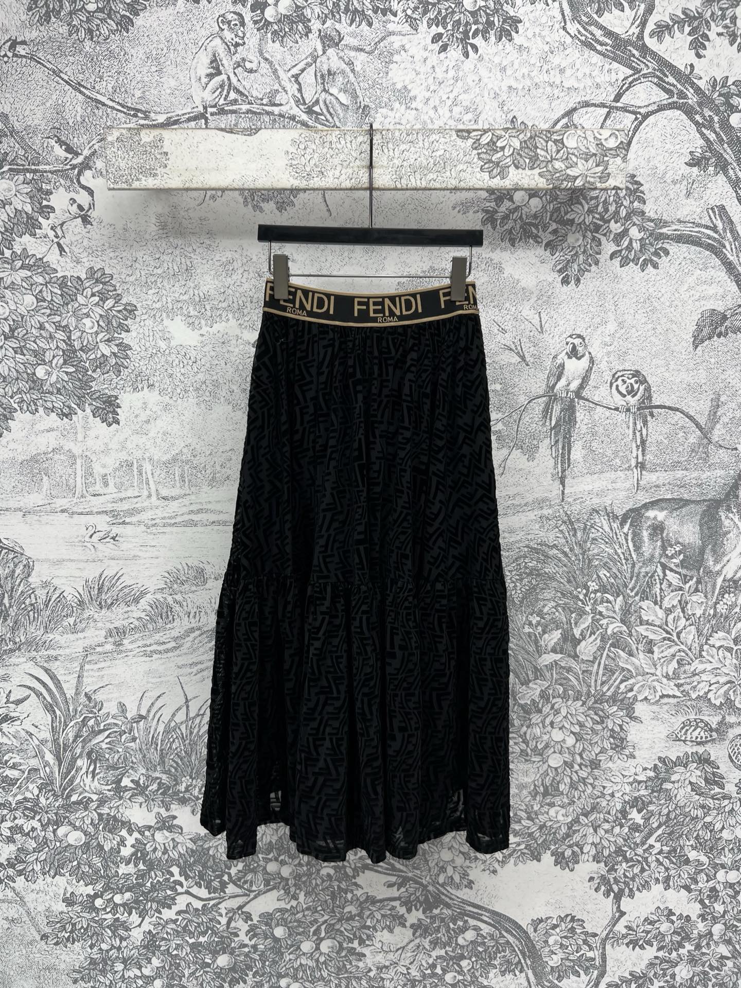 NO:318602,FD Home 25 Early Spring New Logo Elastic Waist Stitched Mesh Skirts The webbing Logo Elastic Waist Design is fashionable and high-end. The printed FF letter jacquard pattern is very in place. It is fashionable and beautiful. The right length. The upper body is more exquisite and fashionable. The skirt is flowing and has a summery flavor. A versatile and unmatched fashion item. One color and three codes. SML, dior, skirts, alexander wang19860909FD家 25早春新款 logo松紧腰拼接网纱半身裙 织带Logo松紧腰的设计时髦又高级 满印的FF字母提花图案 非常到位 时髦洋气又好看 恰到好处的长度 上身更为精致洋气 裙摆飘逸很有夏天的味道 百搭不出错的时尚单品 一色三码 SML,,dior,skirts,alexander wang,Women's clothing