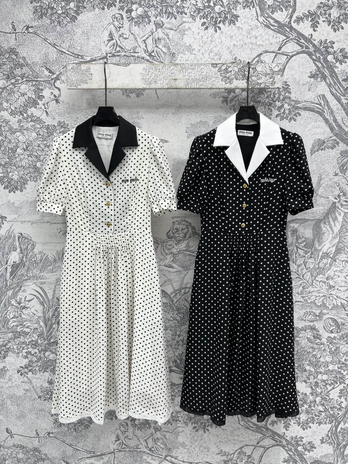 NO:318599,Miu 25 early spring new style polka dot short-sleeved dress, a must-have super age-reducing tool for polka dot control, elastic pleated waist design to create a small waist super long skirt, short-sleeved V-lap shirt style tailoring, playful and gentle and elegant upper body, very full design sense, two colors and three codes SML,,miumiu, skirts, T-shirt, alexander wang19860909Miu 25早春新款 波点短袖连衣裙 波点控必备超级减龄神器 腰间松紧褶皱设计打造小蛮腰超长裙摆 短袖V翻领衬衣式剪裁 上身俏皮又尽显温柔优雅 设计感很足 两色三码 SML,,miumiu,skirts,T-shirt,alexander wang,Women's clothing