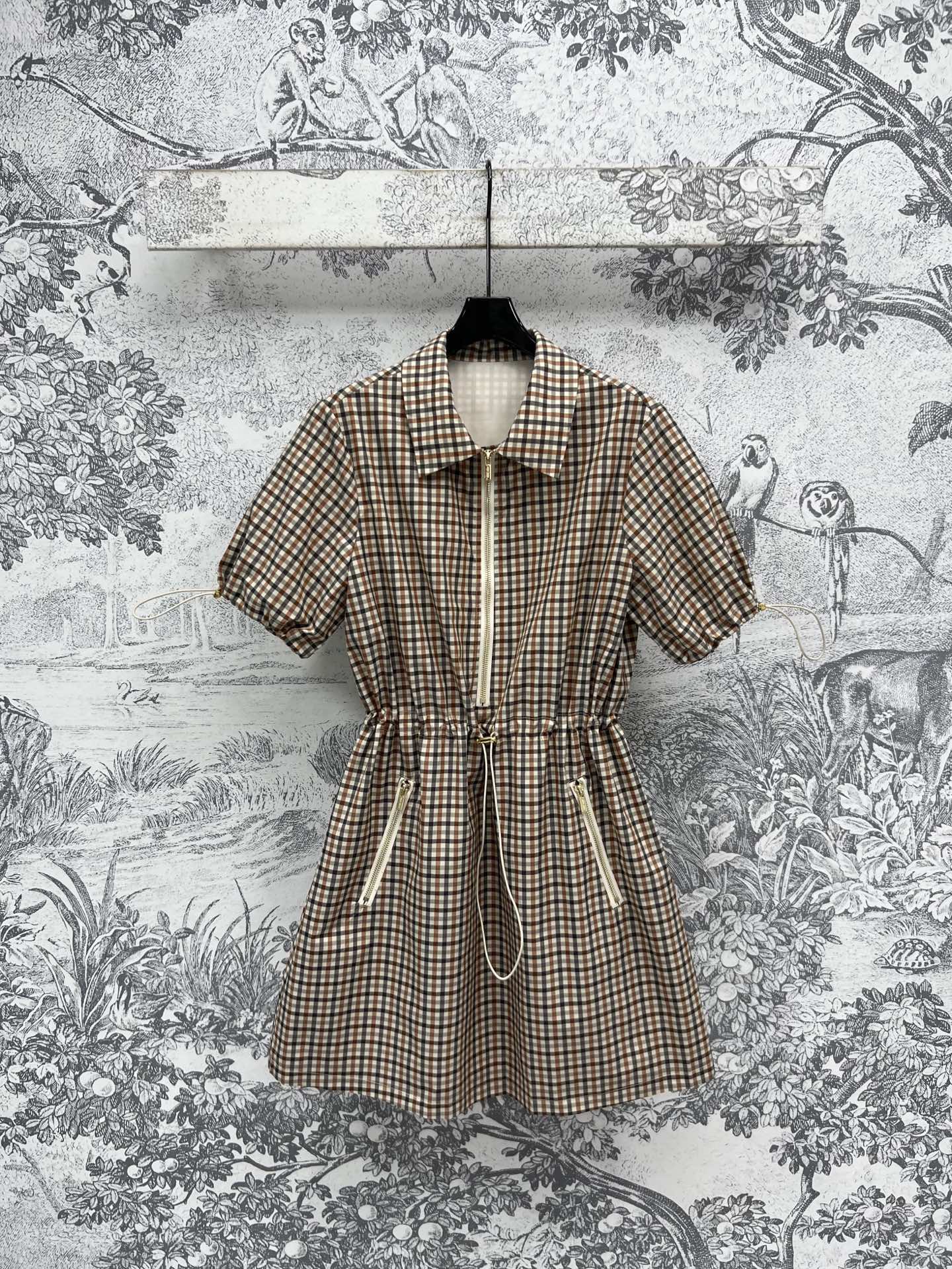 NO:318596,New early spring style, plaid drawstring waist-hugging short-sleeved dress, goddess must have paper-piece artifact, zipper lapel slim drawstring waist-hugging without restraint, three-dimensional cut style, super slim upper body, versatile, lazy, casual and advanced, not picky, slim and slim, one color three-code SML, skirts, T-shirt, alexander wang19860909早春新款 格子抽绳收腰短袖连衣裙 女神必备纸片人神器 拉链翻领修身抽绳收腰无束缚立体剪裁版型 上身超显瘦 闭眼入百搭慵懒随性又高级 不挑人版型显瘦绝绝子 一色三码 SML,,skirts,T-shirt,alexander wang,Women's clothing