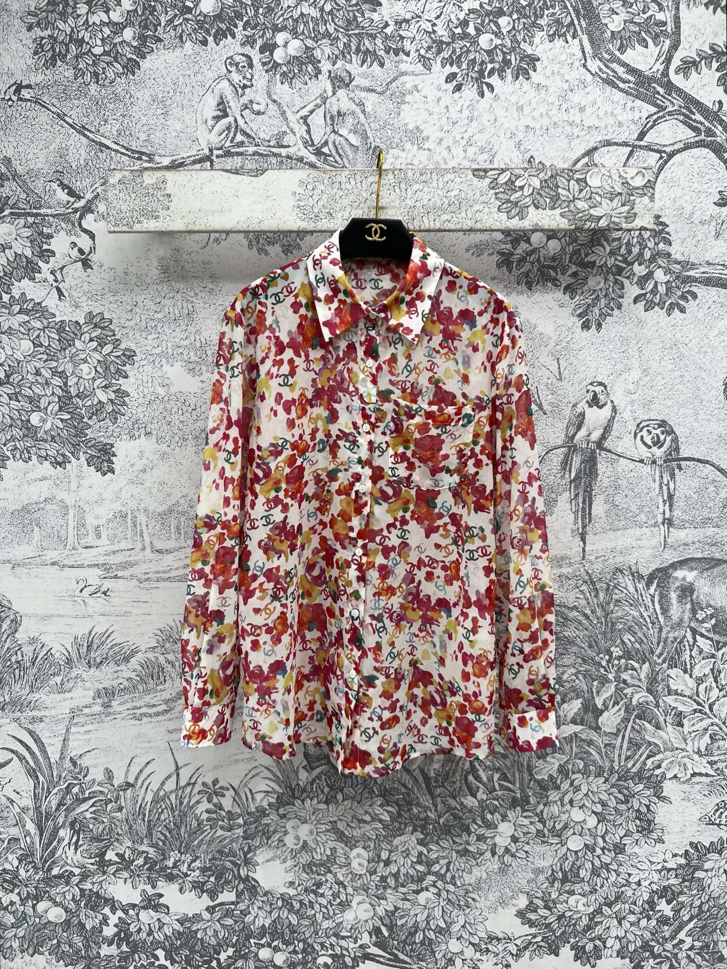 NO:318593,Xiaoxiangfeng 25 early spring new style, full-print logo floral print shirt, eye-catching and fashionable, very good-looking in daily matching, customized fabric, smooth and delicate texture, one color, three codes SML,,shirts,alexander wang19860909小香风 25早春新款 满印logo花卉印花衬衫 吸睛又时髦 日常搭配都很好看 定制面料 质感顺滑细腻 一色三码 SML,,shirts,alexander wang,Women's clothing