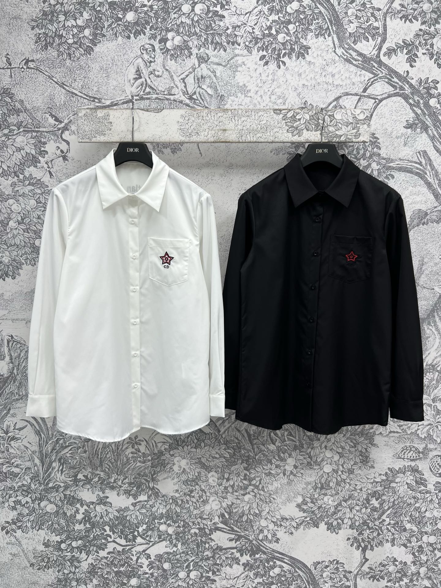 NO:318590,D Home 25 Early Spring New Five-pointed Star logo embroidered shirt Basic shirt style Casual and versatile upper body is not picky, it is very good to match with any item Simple and high-end solid color shirt Embroidered embroidery on the chest pocket instantly raises the overall temperament. Very design sense. Single wear makes you look slim and charming layering. Romantic and cool and cool are very suitable. Low-key and fashionable tricks for casual and various occasions Two colors and three codes SML,,dior,shirts,alexander wang19860909D家 25早春新款 五角星logo刺绣衬衫 基础衬衫版型 上身休闲百搭不挑人 搭配任何单品都很好 简约高级的纯色衬衫 胸前口袋五角星logo刺绣点缀 瞬间就抬高整体气质 很有设计感 单穿显瘦迷人叠穿层次感 浪漫酷飒都很合适 休闲和各种场合的低调时髦小心机 两色三码 SML,,dior,shirts,alexander wang,Women's clothing