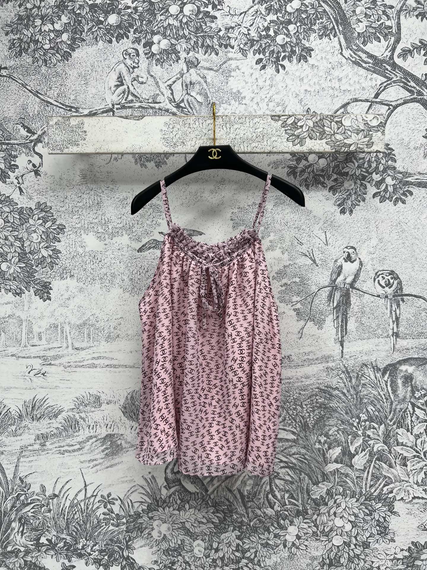 NO:318587,Small fragrance style 25 spring and summer new style, pink suspender, full-print brand logo embellishment, more fashionable, loose and casual style, comfortable and unrestrained, silky and soft fabric, which is a good summer partner, elegant upper body temperament, unique feminine charm, one color three codes, SML, alexander wang19860909小香风 25春夏新款 粉色小吊带 满印的品牌Logo点缀 更显时髦 宽松休闲的版型 上身舒适无束缚感 面料丝滑轻柔简直是夏日好搭档 上身气质又优雅 带有独特的女性魅力 一色三码 SML,,alexander wang,Women's clothing