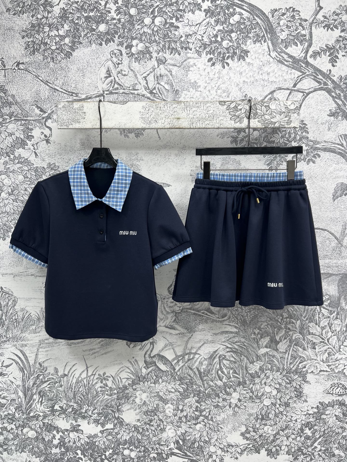 NO:318586,Miu 25 early spring new style plaid Polo neck short sleeves   plaid elastic waist shorts Spliced ​​plaid casual suit Super age-reducing and girlish color The top is clean and neat and age-reducing waist elastic high waist design Extended legs proportion Side-positioned letter embroidery pattern A set of upper body looks slim and playful and elegant A must-have in summer Two colors and three codes SML,,miumiu, shorts, T-shirt, alexander wang19860909Miu 25早春新款 格子Polo领短袖 格子松紧腰短裤 拼接格子休闲套装 超级减龄又少女的色系 上衣干净利落又减龄 腰部松紧高腰设计 拉长腿部比例 侧边定位的字母刺绣图案 一套上身显瘦又俏皮优雅 夏季必备 两色三码 SML,,miumiu,shorts,T-shirt,alexander wang,Women's clothing