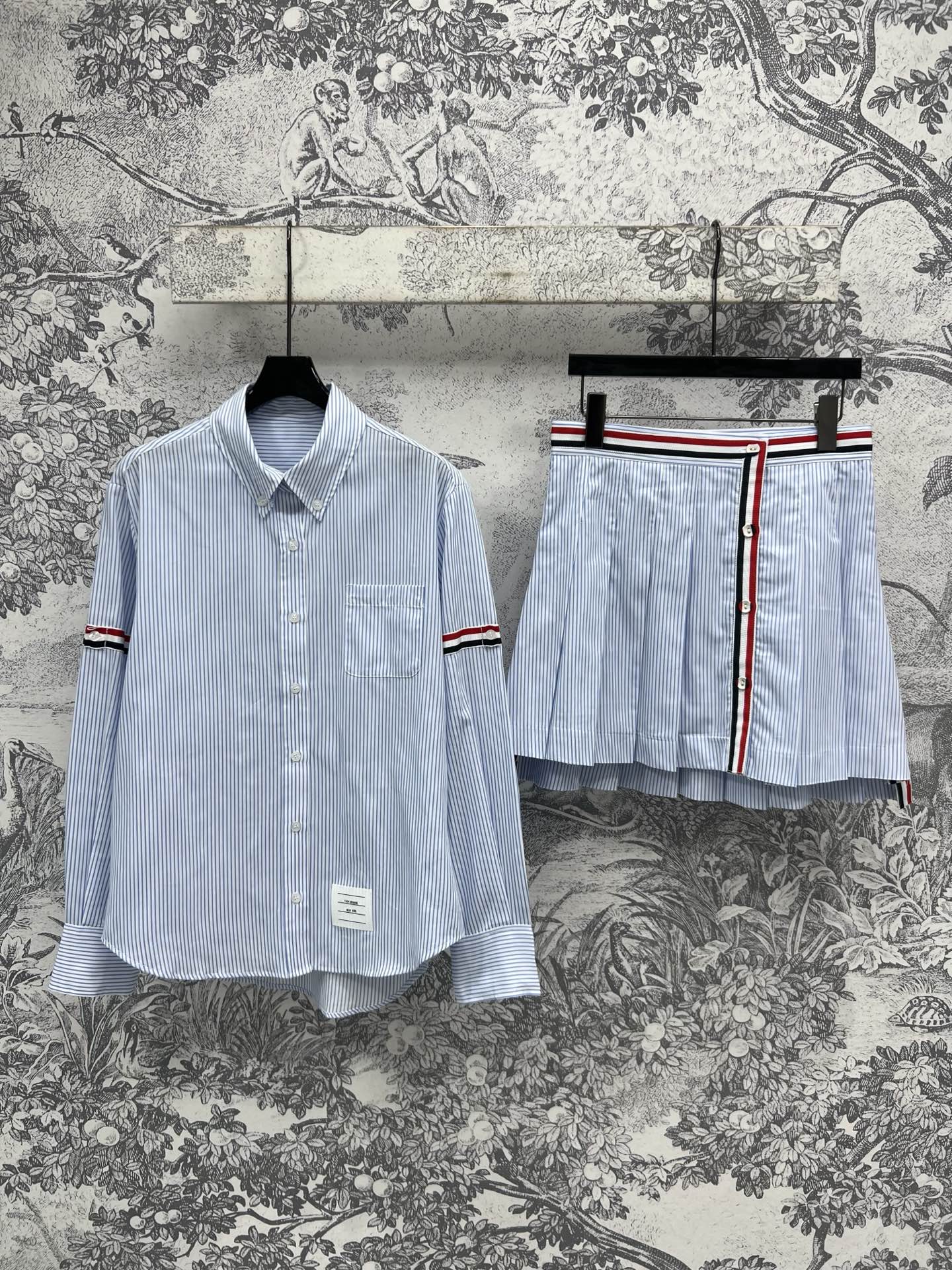 NO:318584,Shirt skirt TB 25 early spring new style blue striped long-sleeved shirt with pleated skirt. A perfect college girl. Classic webbing splicing design. Lapel long-sleeved shirt with high-waisted A-line pleated skirt. The upper body reduces age and looks slim. Simple and clean. A set of matching. One color and three codes. SML, skirts, shirts, alexander wang.19860909衬衣半裙TB 25早春新款 蓝条纹长袖衬衫搭配百褶裙 妥妥的学院风少女 采用经典织带拼接设计 翻领长袖衬衫搭配高腰A字百褶裙 上身减龄又显瘦 简洁又干净利落 一套搭配 一色三码 SML,,skirts,shirts,alexander wang,Women's clothing