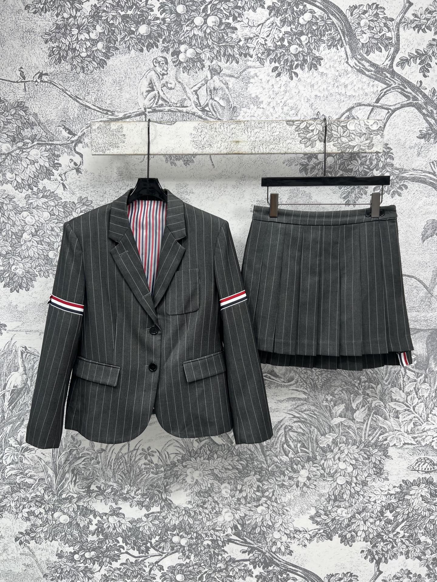 NO:318580,TB 25 early spring new style British style retro striped jacket   pleated skirt Classic elements red, white and blue bar strip logo Lapel slim fit style with press-pleated skirt The upper body is a perfect college style girl. The style makes you look slim and long legs. The age-reducing feeling is so great. Customized YB textured fabric. The lining is also a contrasting element of classic stripes. The details are very well made. Three codes in one color. SML, skirts, jackets & coats, alexander wang19860909TB 25早春新款 英伦风复古条纹外套 百褶短裙 经典元素的红白蓝杠条标识 翻领修身的版型搭配压褶短裙 上身就是妥妥的学院风女孩 版型显瘦又显大长腿 减龄感太赞了 定制YB纹理感面料 里衬也是经典条纹的撞色元素 细节做工很到位 一色三码 SML,,skirts,jackets & coats,alexander wang,Women's clothing