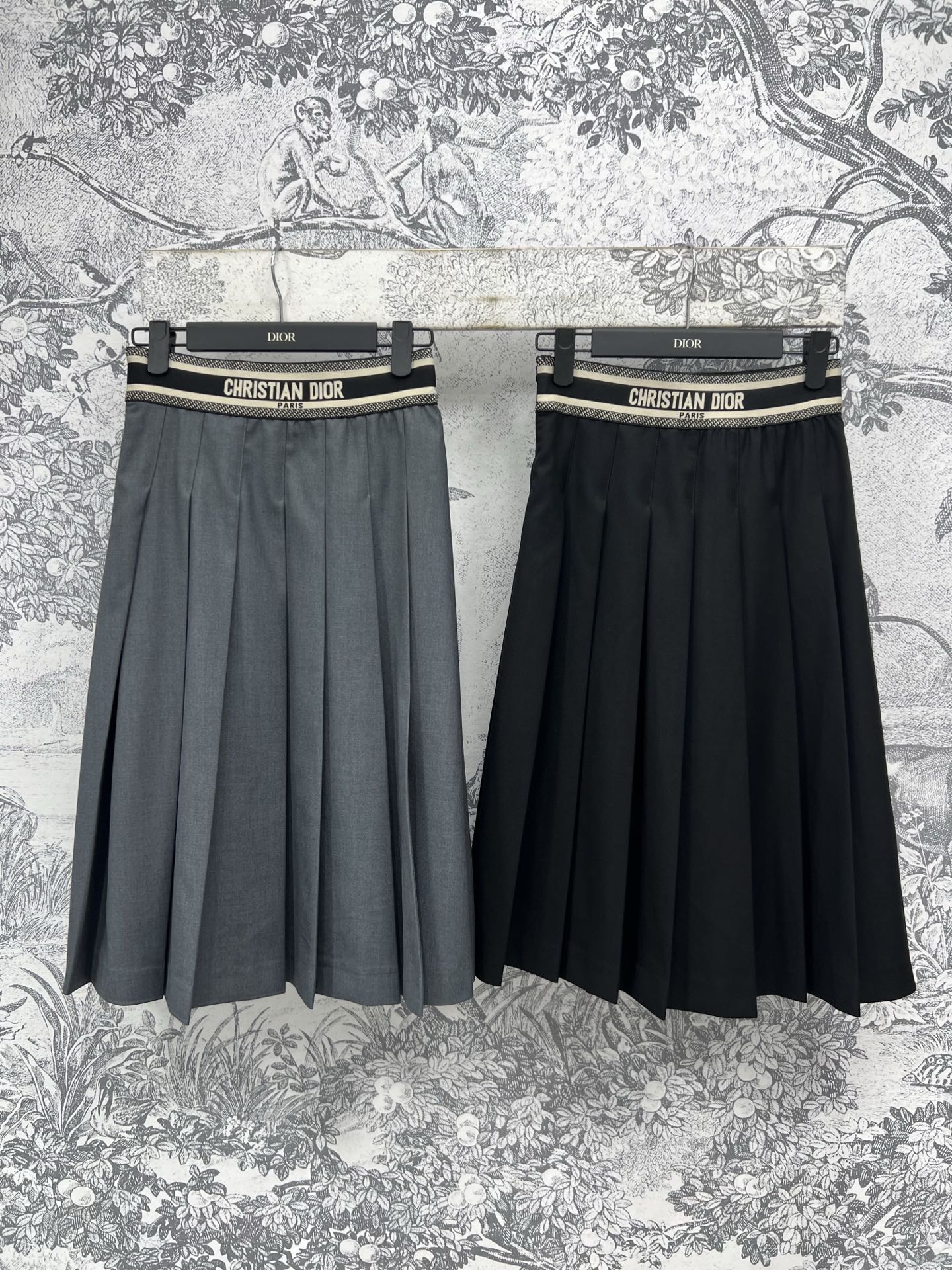 NO:318578,D Home 25 early spring new logo elastic waist pleated long skirt, full of skirt hem French elegant and romantic pleated long skirt, a pleated long skirt can exude a seductive heart-moving skirt hem, naturally spreading to form A-shaped shape, smooth and exquisite, high waistline pulls out the scheming effect of long legs, A-shaped skirt with a length over the knee is slightly relaxed, wear is not restrained, it will reduce age and girlish when paired with any item Two colors and three codes SML,,dior, skirts,alexander wang19860909D家 25早春新款 logo松紧腰百褶半身长裙 洋溢裙摆法式优雅浪漫 百褶半身长裙 一席百褶长裙更能散发撩人的心动感裙摆重工压褶 自然散开呈A型 流畅而精致 高腰线拉出了大长腿的心机效果 长度过膝的A型裙摆微微放松 穿着无束缚 搭配任何单品都减龄又少女 两色三码 SML,,dior,skirts,alexander wang,Women's clothing