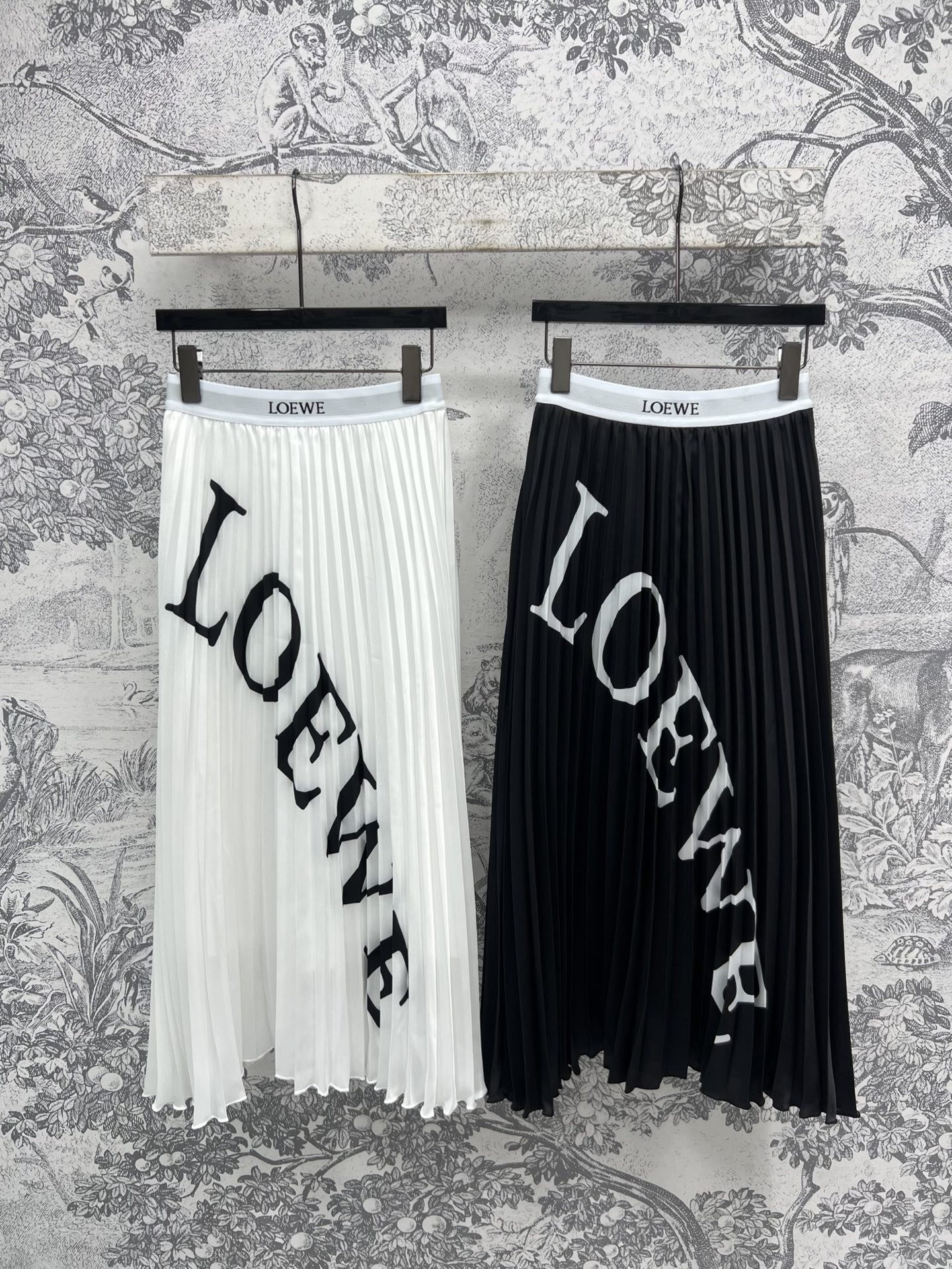 NO:318582,LW Home 25 early spring new style contrasting logo printed pleated skirt with letter webbing elastic waist. Classic brand letter logo highlights the brand charm. The pleated skirt hem. The upper body is flowing and lively. Simple and generous. Super age-reducing. The upper body shows a sense of proportion. Two colors and three codes. SML, skirts, alexander wang.19860909LW家 25早春新款 撞色logo印花百褶半身裙 字母织带松紧腰头 经典的品牌字母Logo彰显品牌魅力 压褶大裙摆 上身飘逸灵动 简约大方 超级减龄 上身超显比例感 两色三码 SML,,skirts,alexander wang,Women's clothing